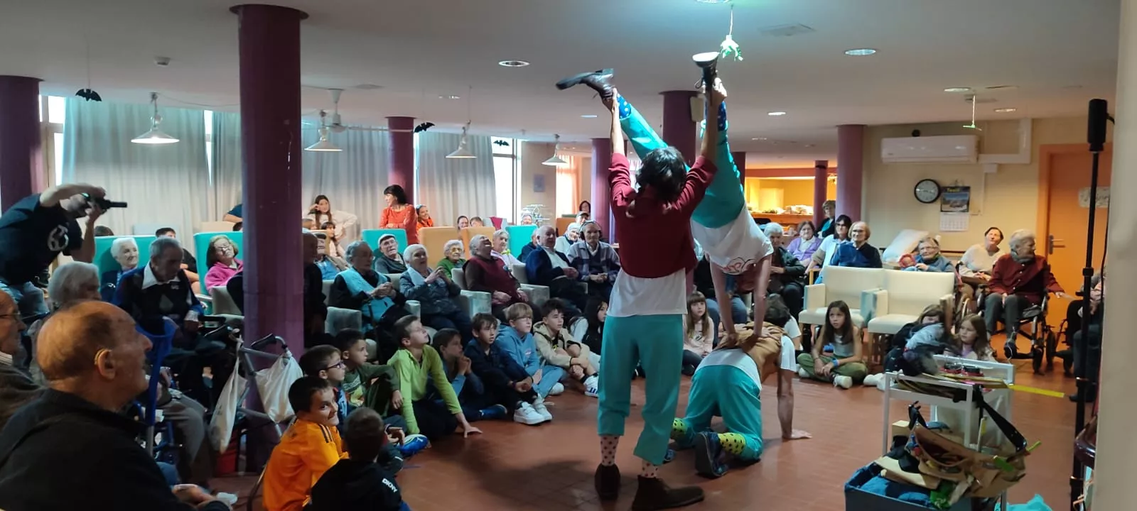 Actividad de circo en la residencia con la participación del Consejo de Infancia y Juventud.
