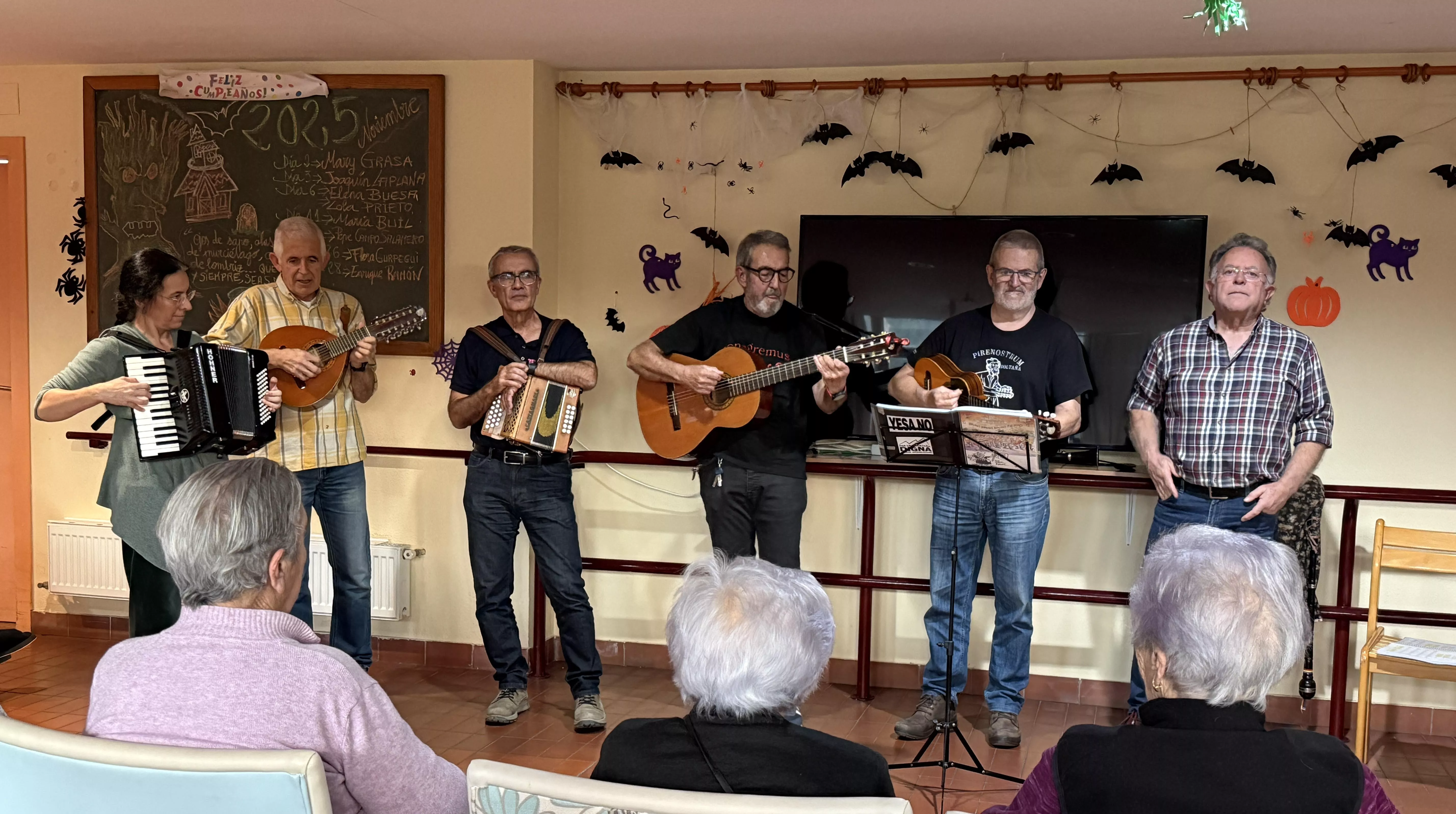 Miembros de La Ronda en la residencia.