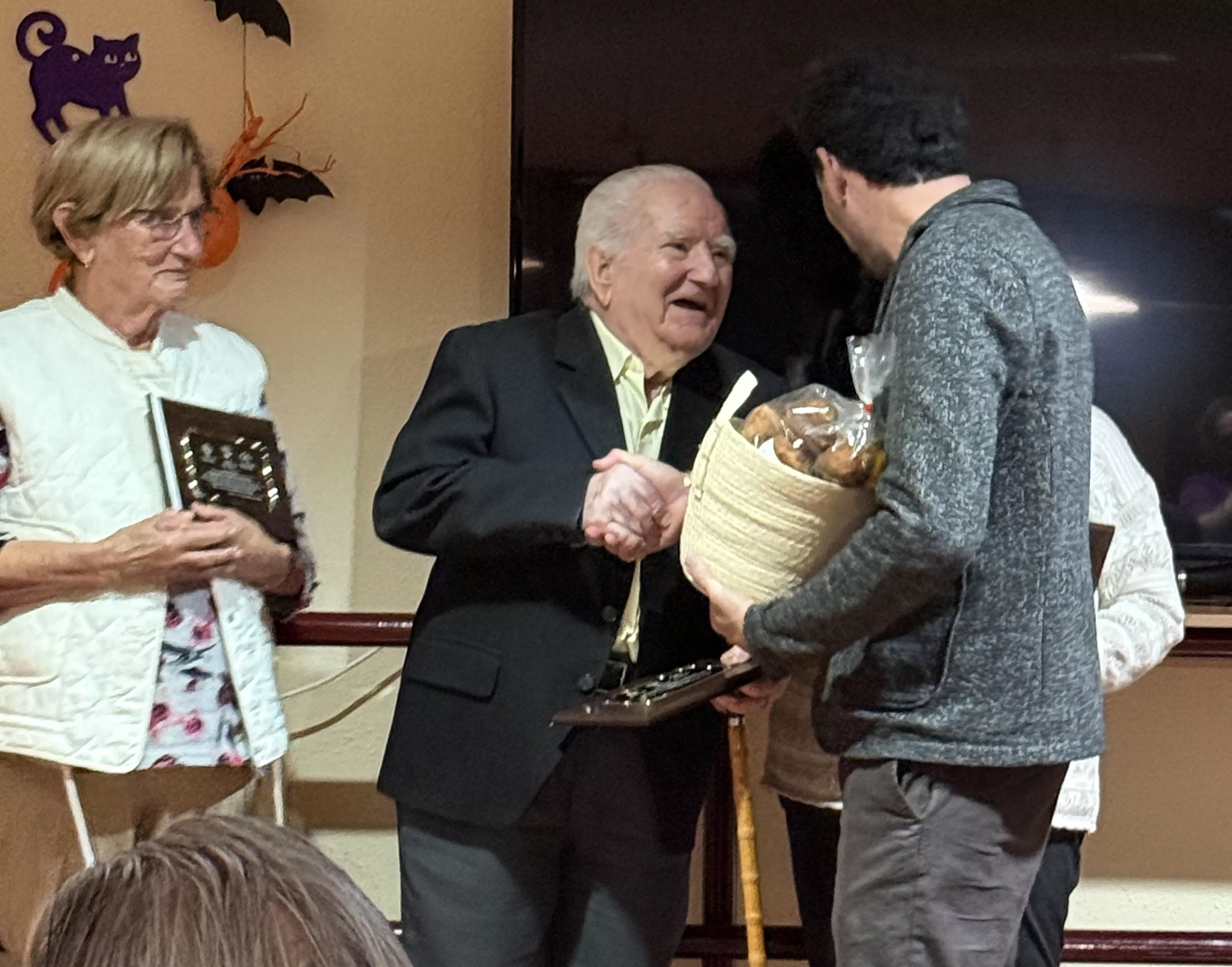 Serafín Cortina recibiendo su regalo de manos del presidente comarcal.