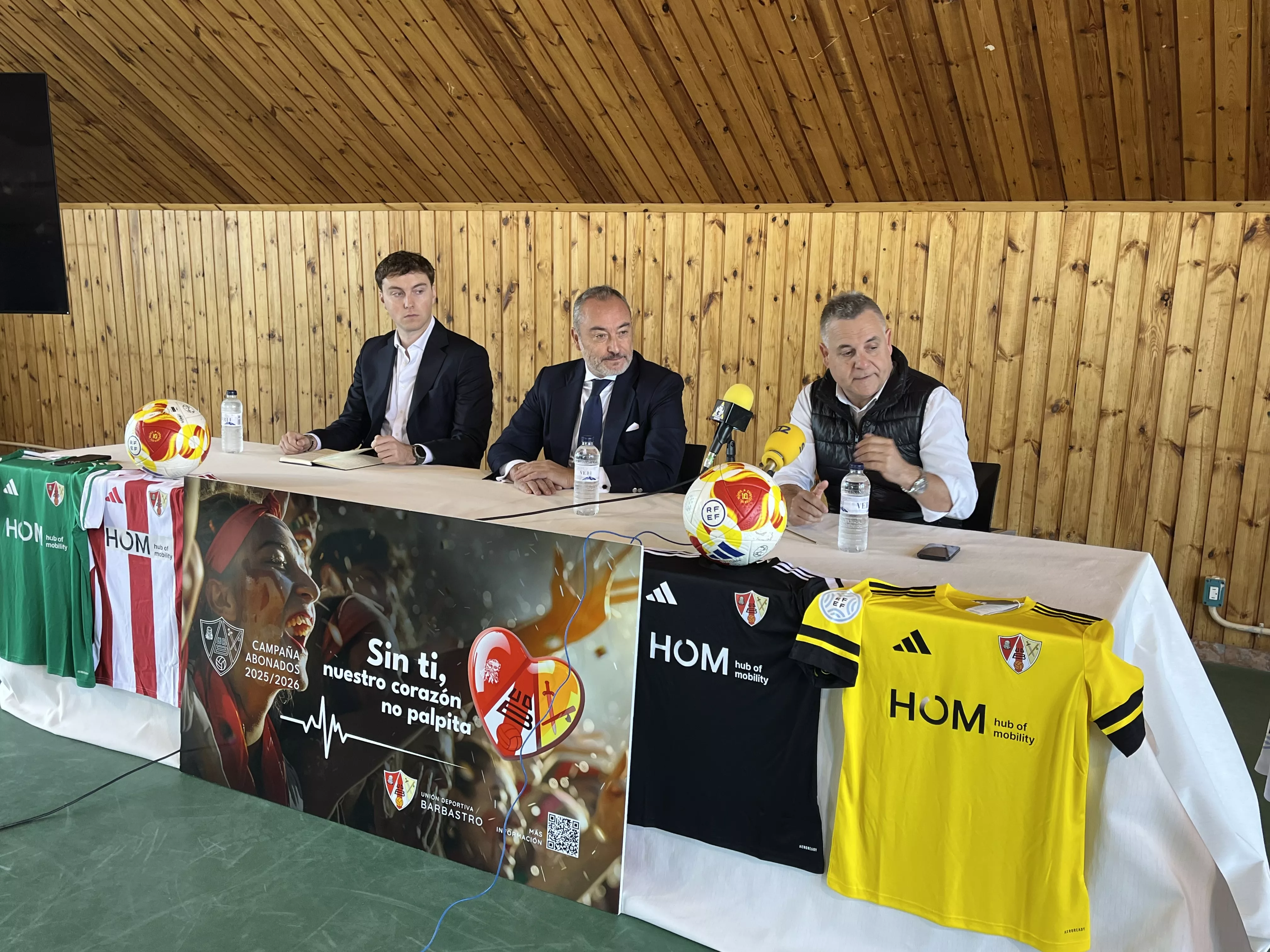 Albert Vera, Paco Vera y Josan Fierro. La UD Barbastro presenta a su nuevo patrocinador principal. Foto: Adri Mora