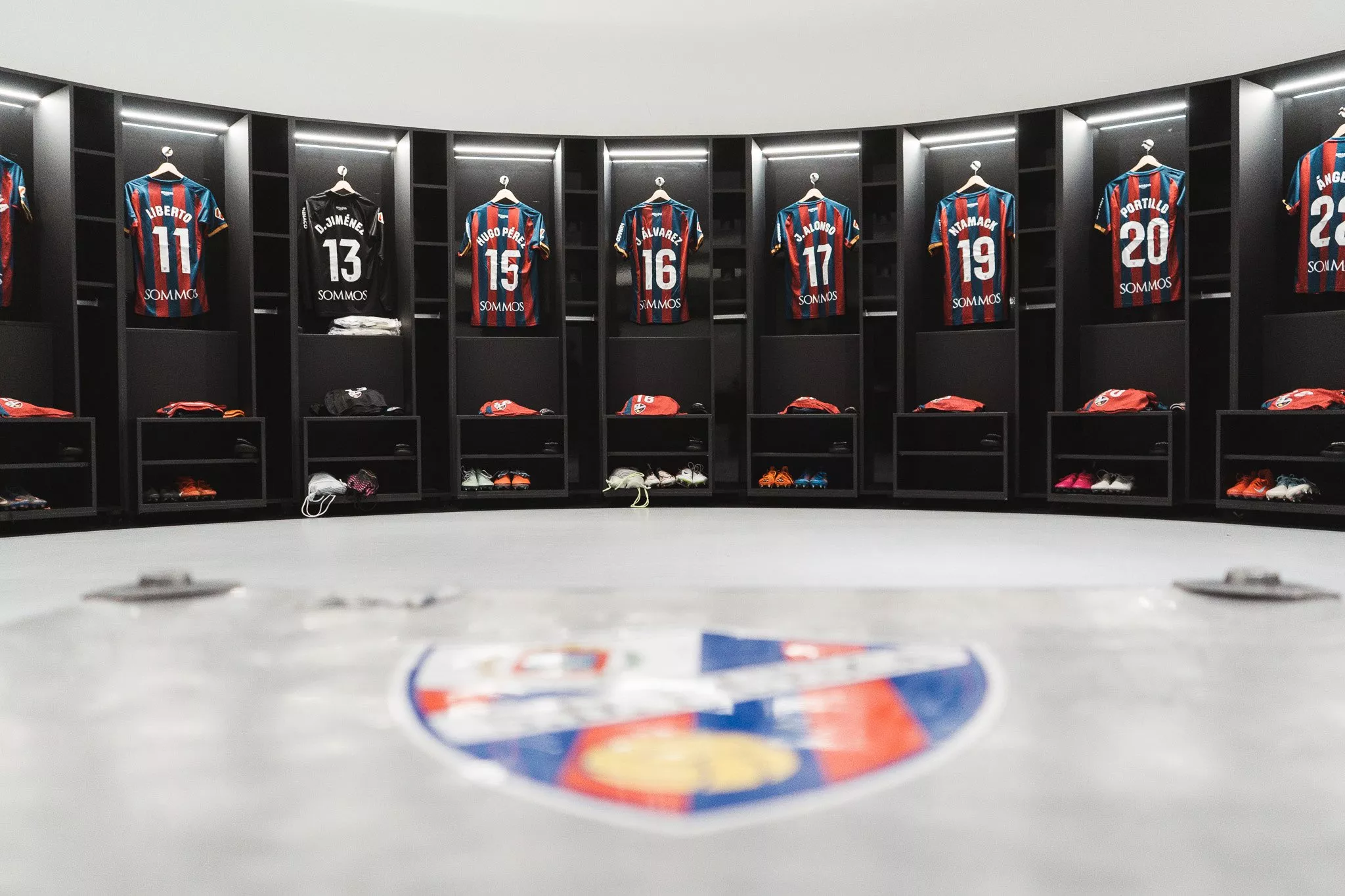 El vestuario del Huesca, preparado para la cita en Anoeta. Estas son las alineaciones del Real Sociedad B-SD Huesca: Liberto, Luna y Enrich, al frente. Foto: SD Huesca El vestuario del Huesca, preparado para la cita en Anoeta. Estas son las alineaciones del Real Sociedad B-SD Huesca: Liberto, Luna y Enrich, al frente. Foto: SD Huesca