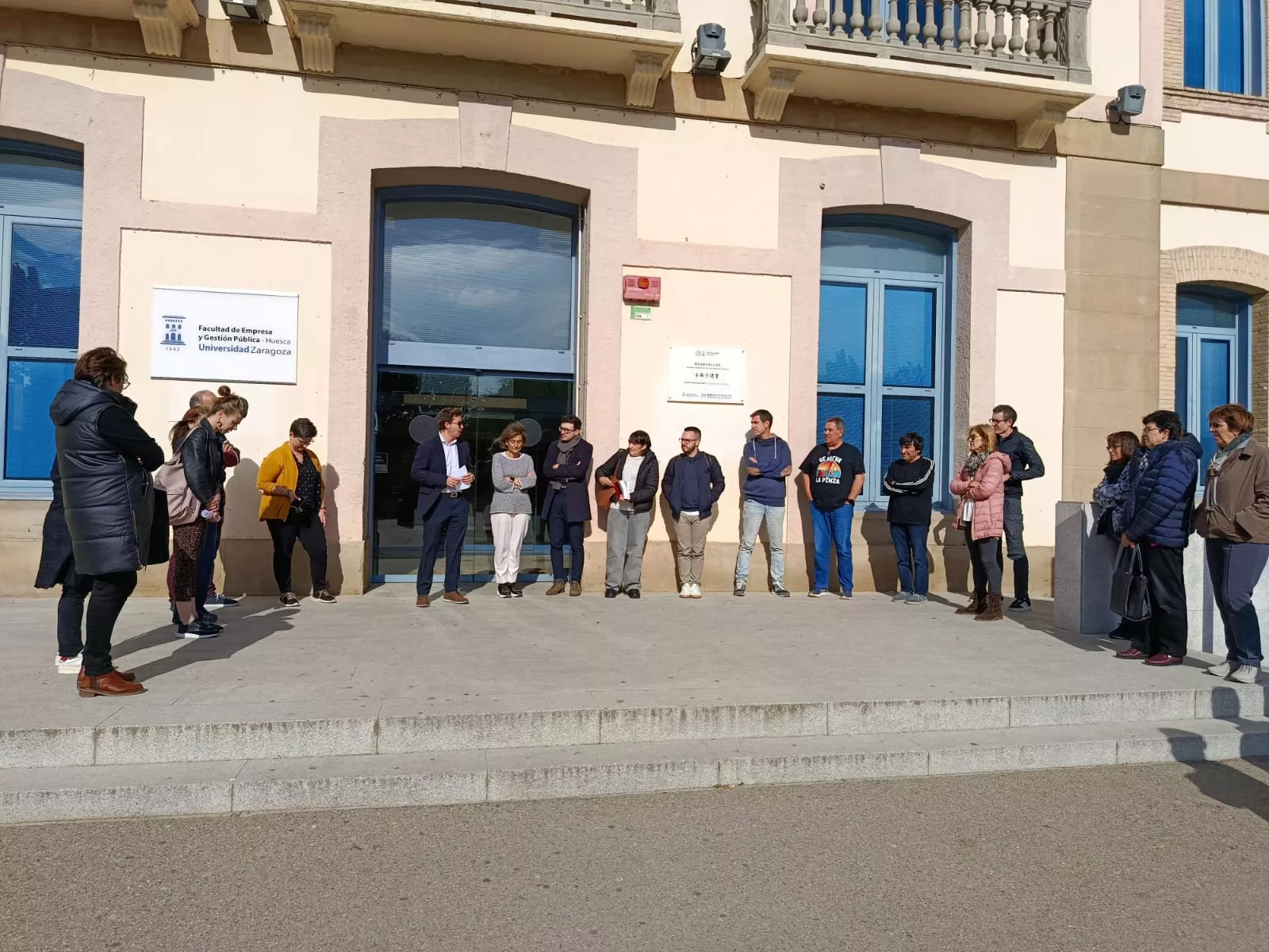 Lectura del manifiesto de la Universidad de Zaragoza en la Facultad de Empresa del Campus de Huesca.