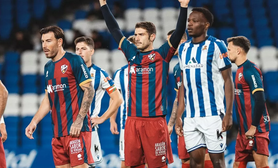Piña levanta los brazos en el partido ante la Real Sociedad B. Foto: SD Huesca Piña levanta los brazos en el partido ante la Real Sociedad B. Foto: SD Huesca