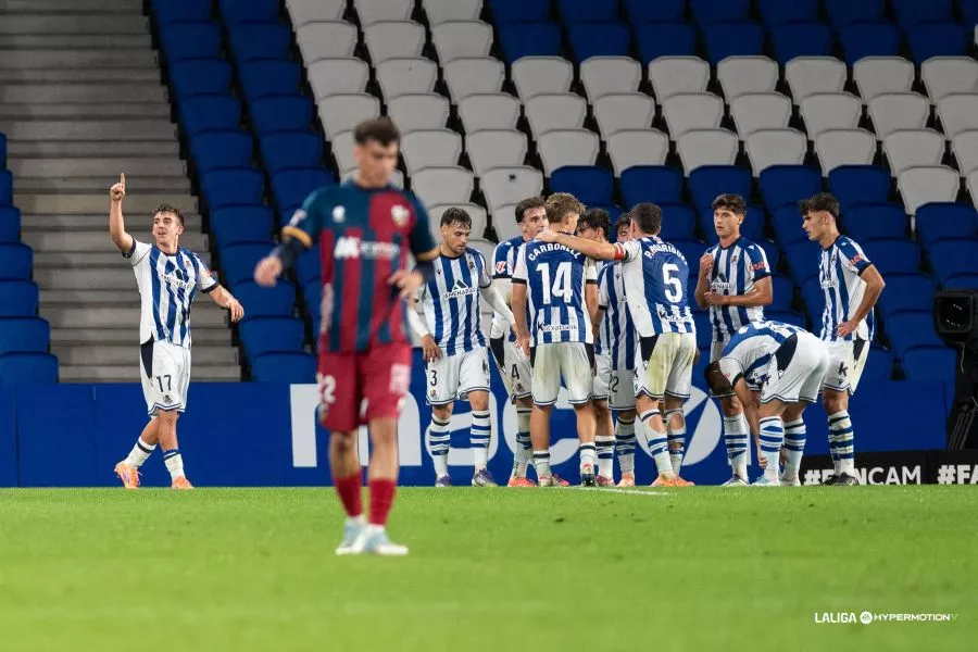 Ángel Pérez, jugador del Huesca, con los jugadores de la Real B celebrando un gol. Foto: LaLiga Ángel Pérez, jugador del Huesca, con los jugadores de la Real B celebrando un gol. Foto: LaLiga
