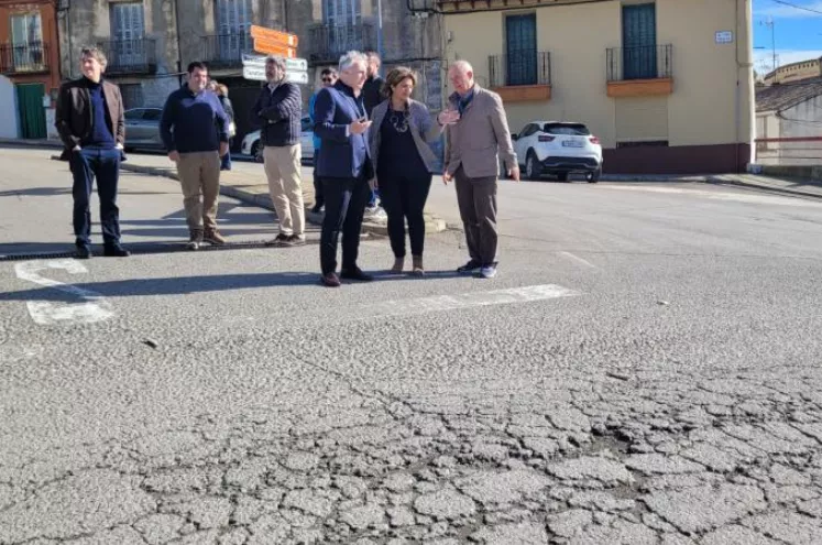 Octavio López, acompañado de la alcaldesa Ana Irigoyen, ha comprobado la necesidad de actuar en la travesía de Gurrea de Gállego y el tramo que conecta con la A-23. Octavio López, acompañado de la alcaldesa Ana Irigoyen, ha comprobado la necesidad de actuar en la travesía de Gurrea de Gállego y el tramo que conecta con la A-23.