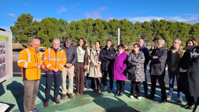 Miguel Ángel Arminio, ha explicado los detalles de la actuación en la A-1210 en presencia del consejero Octavio López, alcaldes, diputados y representantes comarcales.