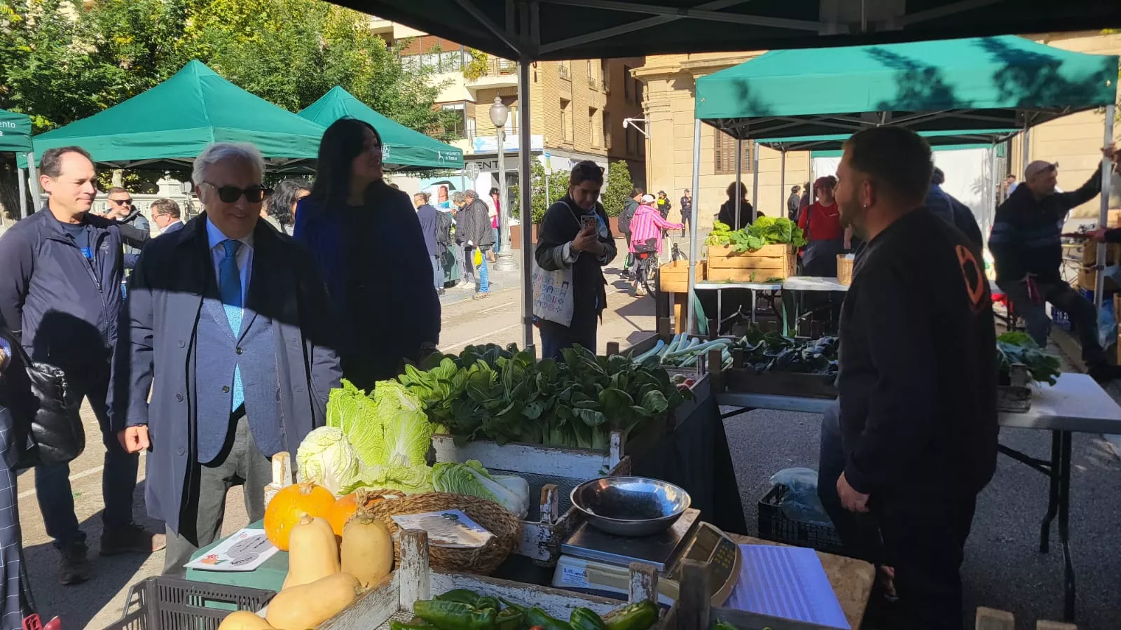 El consejero y la alcaldesa en el Mercado Agroecológico El consejero y la alcaldesa en el Mercado Agroecológico
