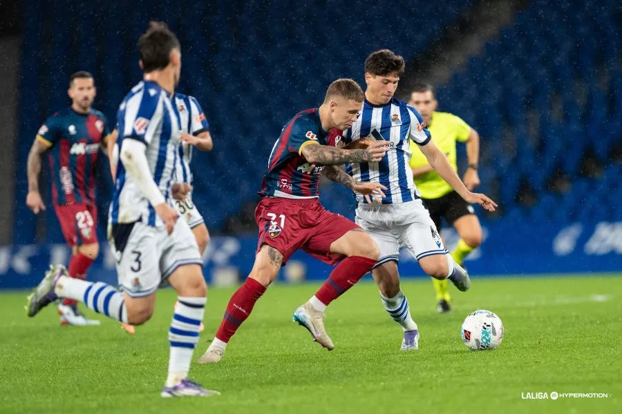 Diego Aznar en la disputa del balón que le ocasionó la lesión Diego Aznar en la disputa del balón que le ocasionó la lesión