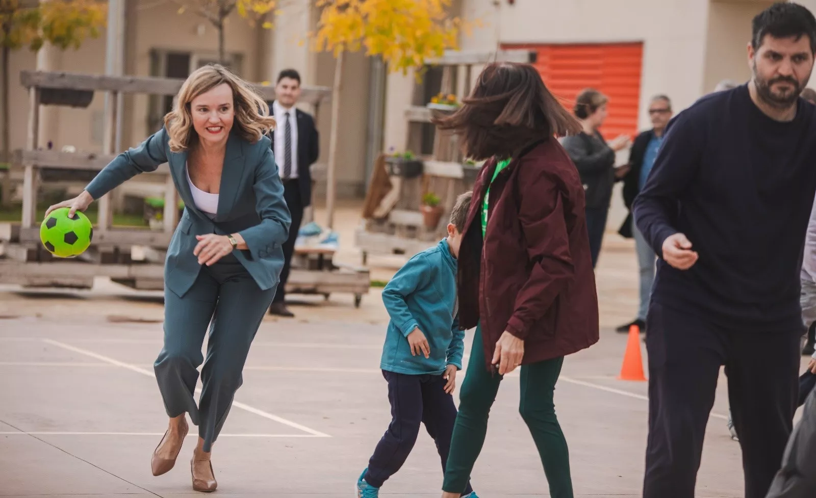 Pilar Alegría ha compartido juegos en el colegio Katia Acín de Binéfar. Pilar Alegría ha compartido juegos en el colegio Katia Acín de Binéfar.