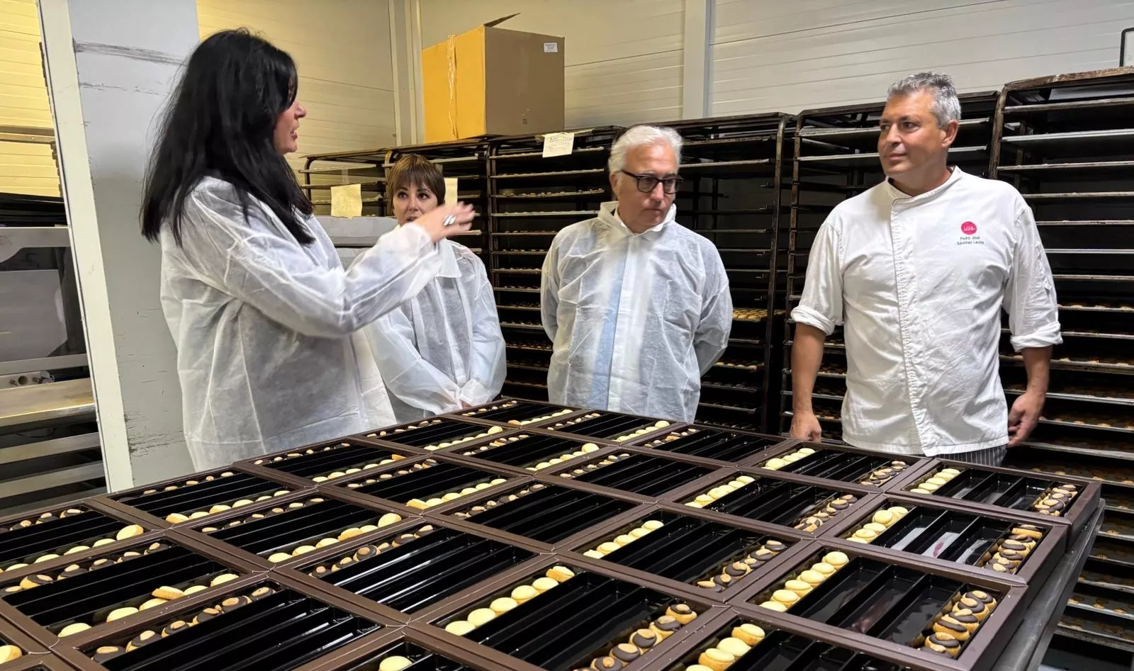 El consejero Rincón y la alcaldesa durante su visita a la planta de la Pastelería Loa.