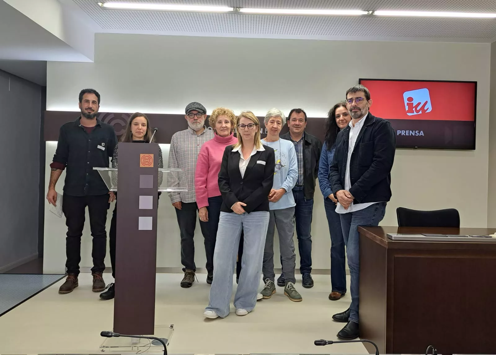 Miembros de IU, Vivienda Digna Viello Aragón y afectadas de Jaca, en las Cortes de Aragón.