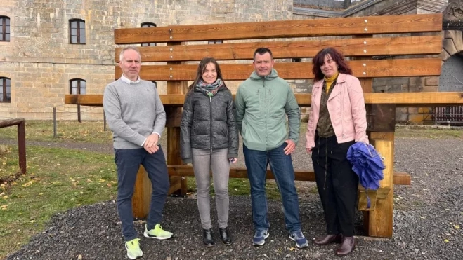 Participantes en la presentación de la ruta junto a uno de los bancos. Participantes en la presentación de la ruta junto a uno de los bancos.