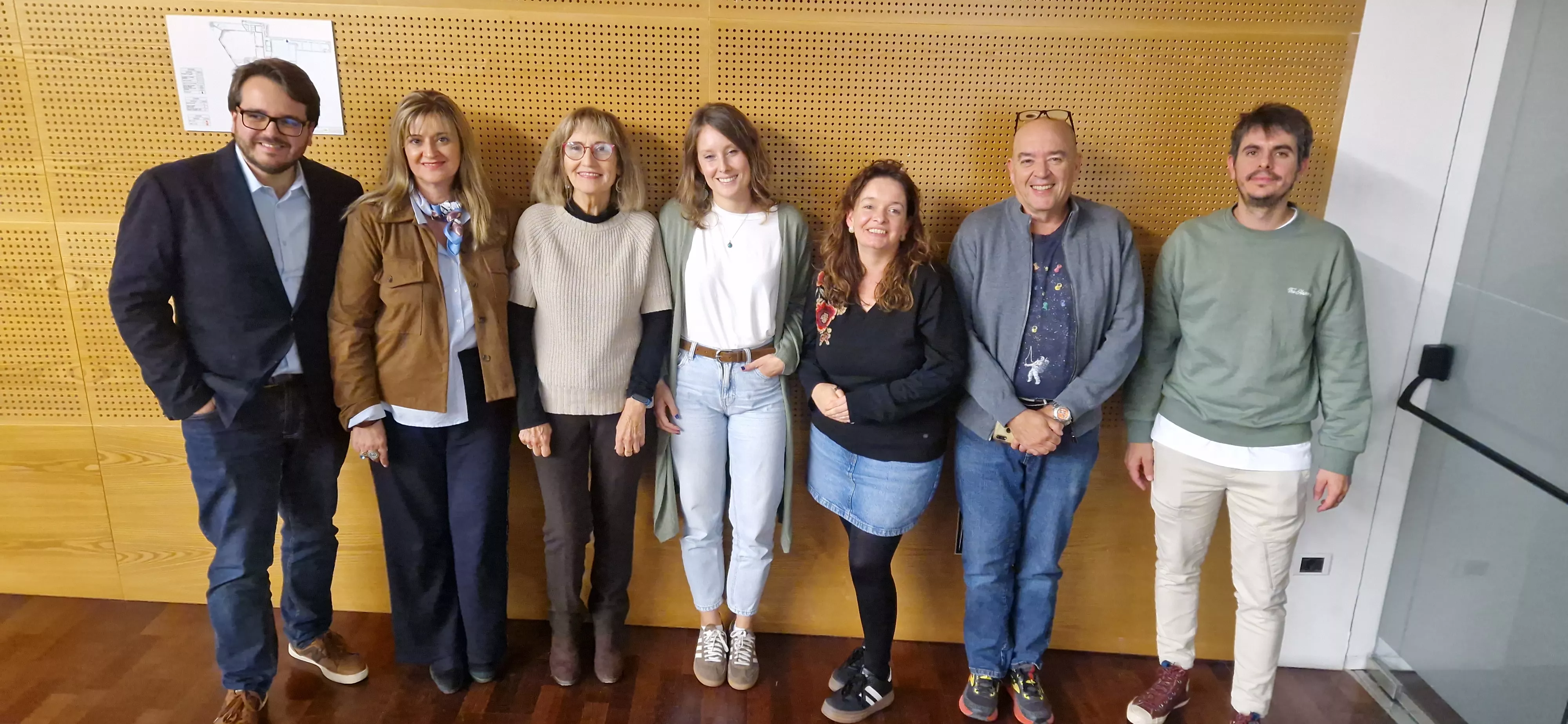 Todos los participantes, al término de la mesa redonda sobre hermanos y discapacidad. Foto Myriam Martínez Todos los participantes, al término de la mesa redonda sobre hermanos y discapacidad. Foto Myriam Martínez