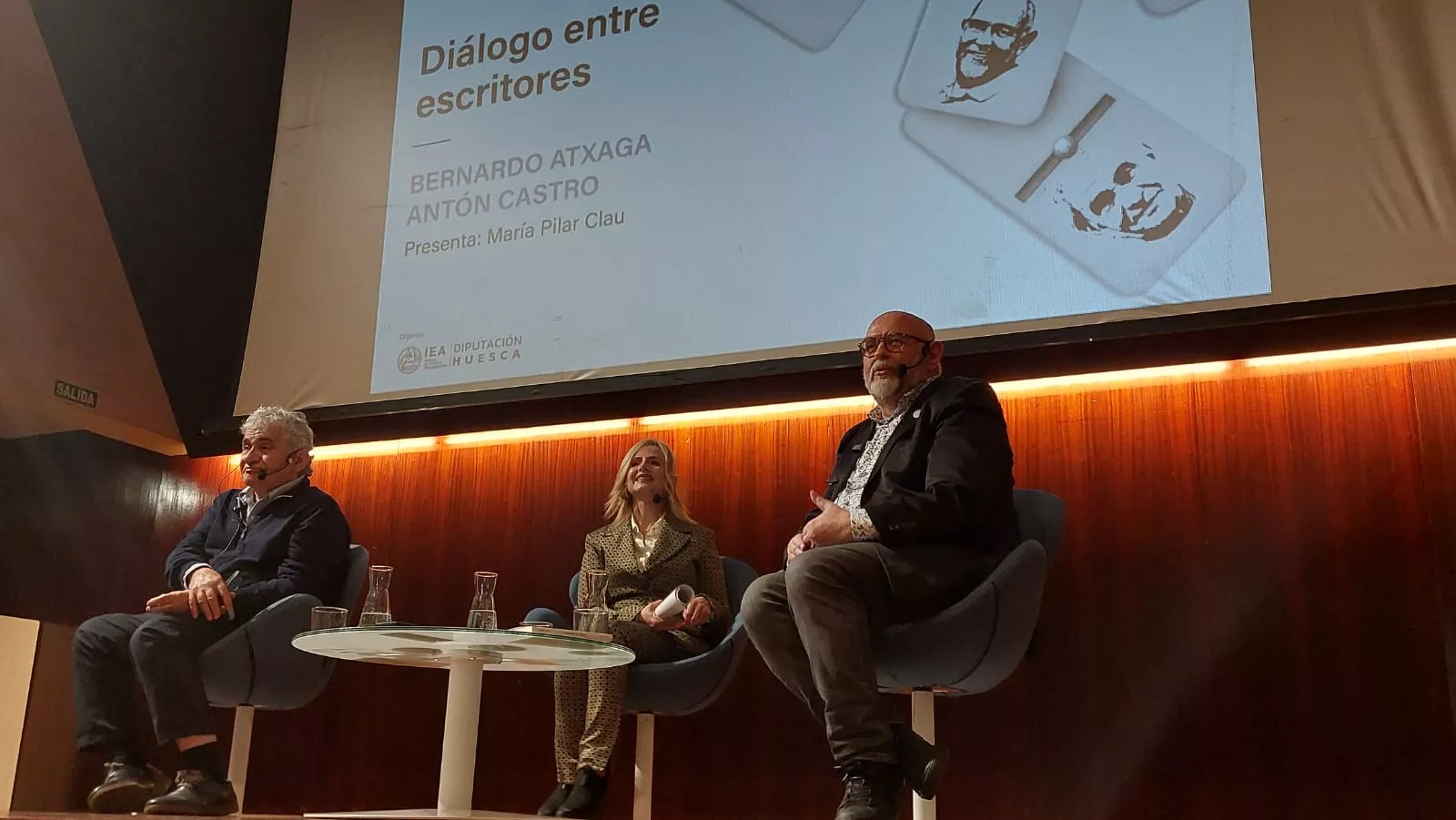 Bernardo Atxaga, María Pilar Clau y Antón Castro en el Diálogo entre Escritores Bernardo Atxaga, María Pilar Clau y Antón Castro en el Diálogo entre Escritores