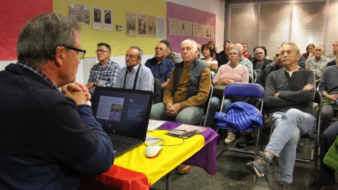 Felipe Nuño, drigiéndose a los asistentes, en el CRMAHU. Foto Carlos Neofato