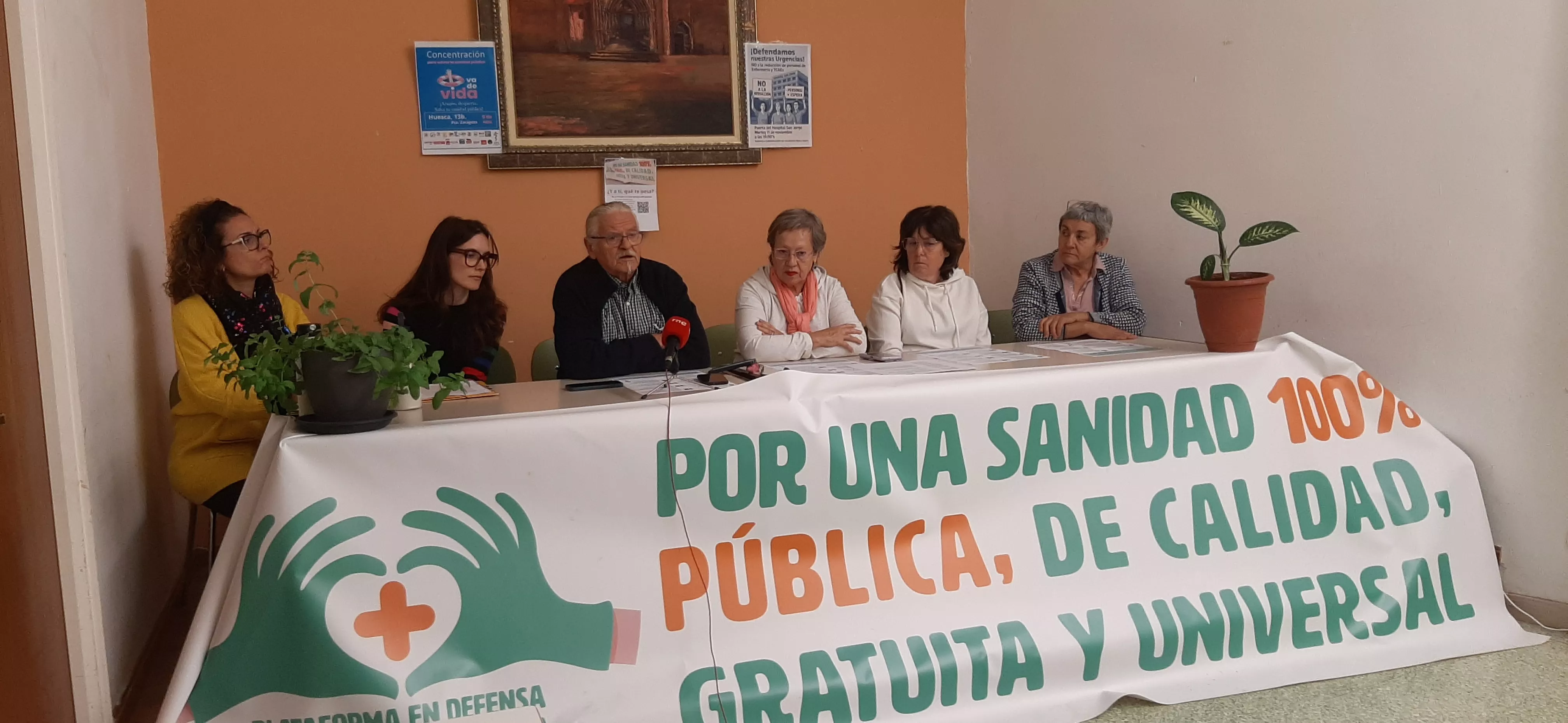 La Plataforma en Defensa de la Sanidad Pública ha estado representada por Jessyca Brosed, Raquel Bergua, Pedro Pibernat, Charo Ochoa, Pilar Callén y Montse Consejo. Foto Myriam Martínez La Plataforma en Defensa de la Sanidad Pública ha estado representada por Jessyca Brosed, Raquel Bergua, Pedro Pibernat, Charo Ochoa, Pilar Callén y Montse Consejo. Foto Myriam Martínez
