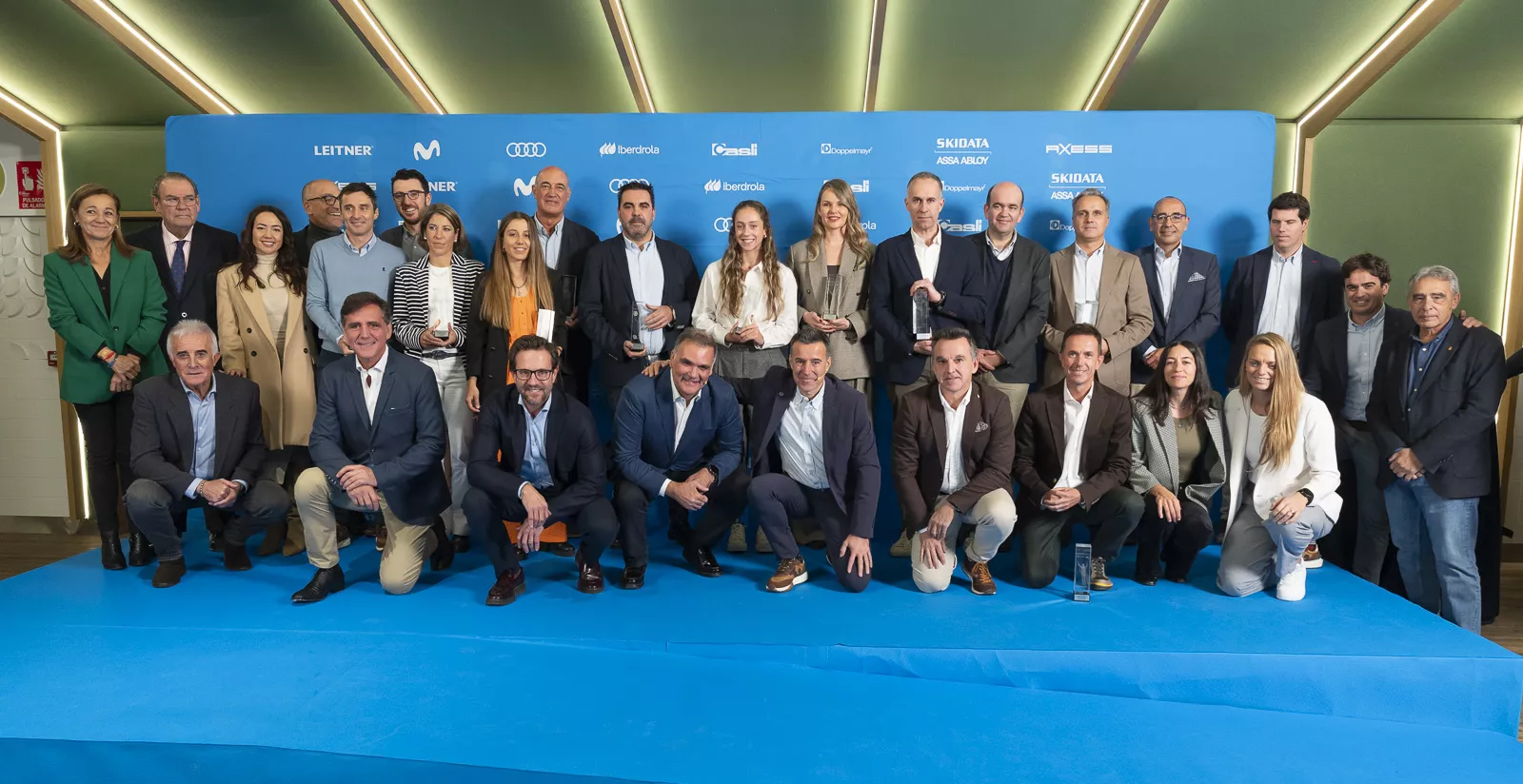 Núria, de naranja, recoge el galardón. Foto: RFEDI