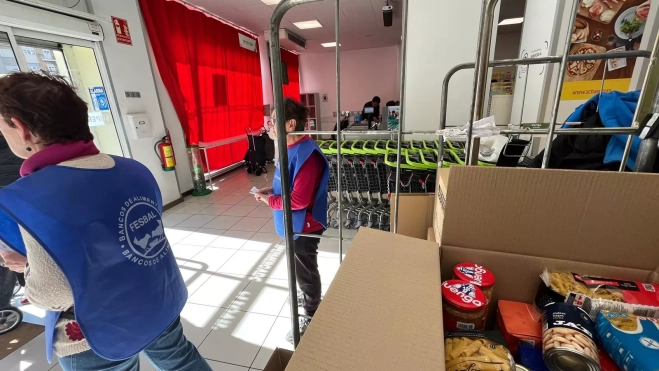 Recogida de alimentos en un Aldi de Huesca.