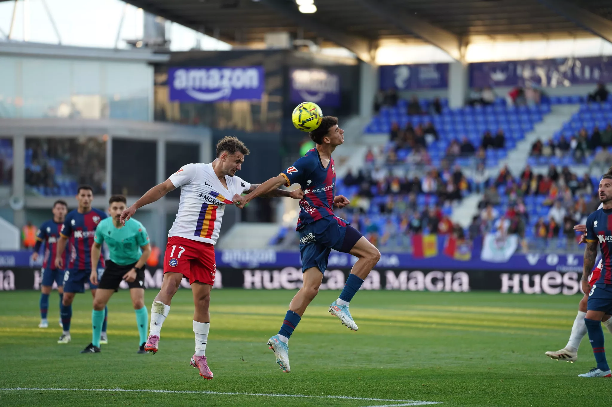 Ángel Pérez peina un balón ante Carrique en el Huesca-Andorra de este sábado. Ya hay fecha y hora para el Andorra-Huesca. Foto: Dani Vidal @fotomaniafut
