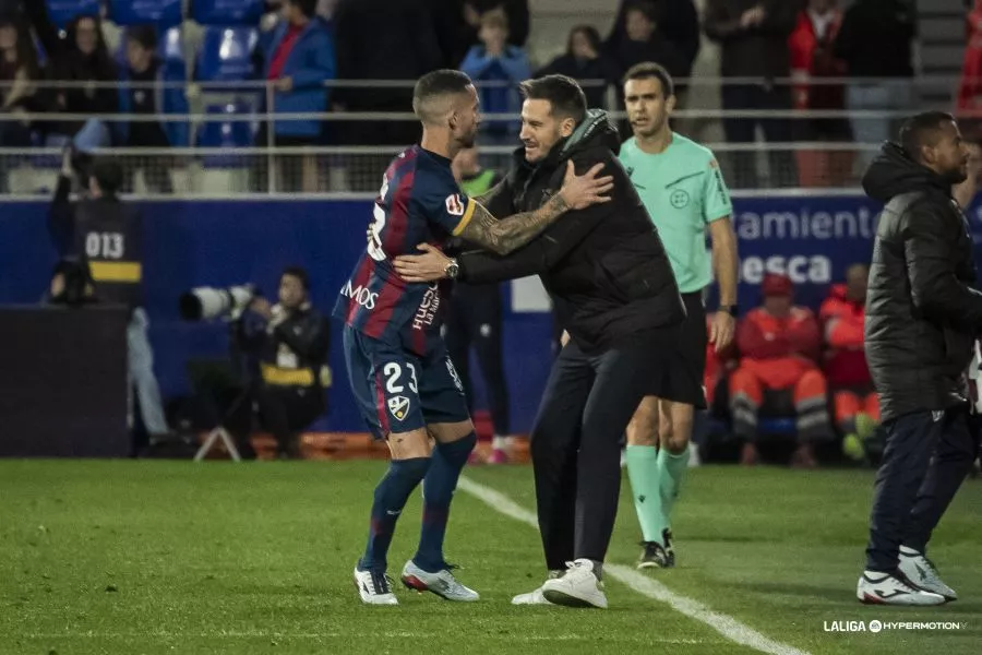 Sielva abraza a Guilló en el tanto del empate del Huesca. Guilló: "Me veo con mucha fuerza para ir con todo a por el Zaragoza". Foto: LaLiga Sielva abraza a Guilló en el tanto del empate del Huesca. Guilló: "Me veo con mucha fuerza para ir con todo a por el Zaragoza". Foto: LaLiga