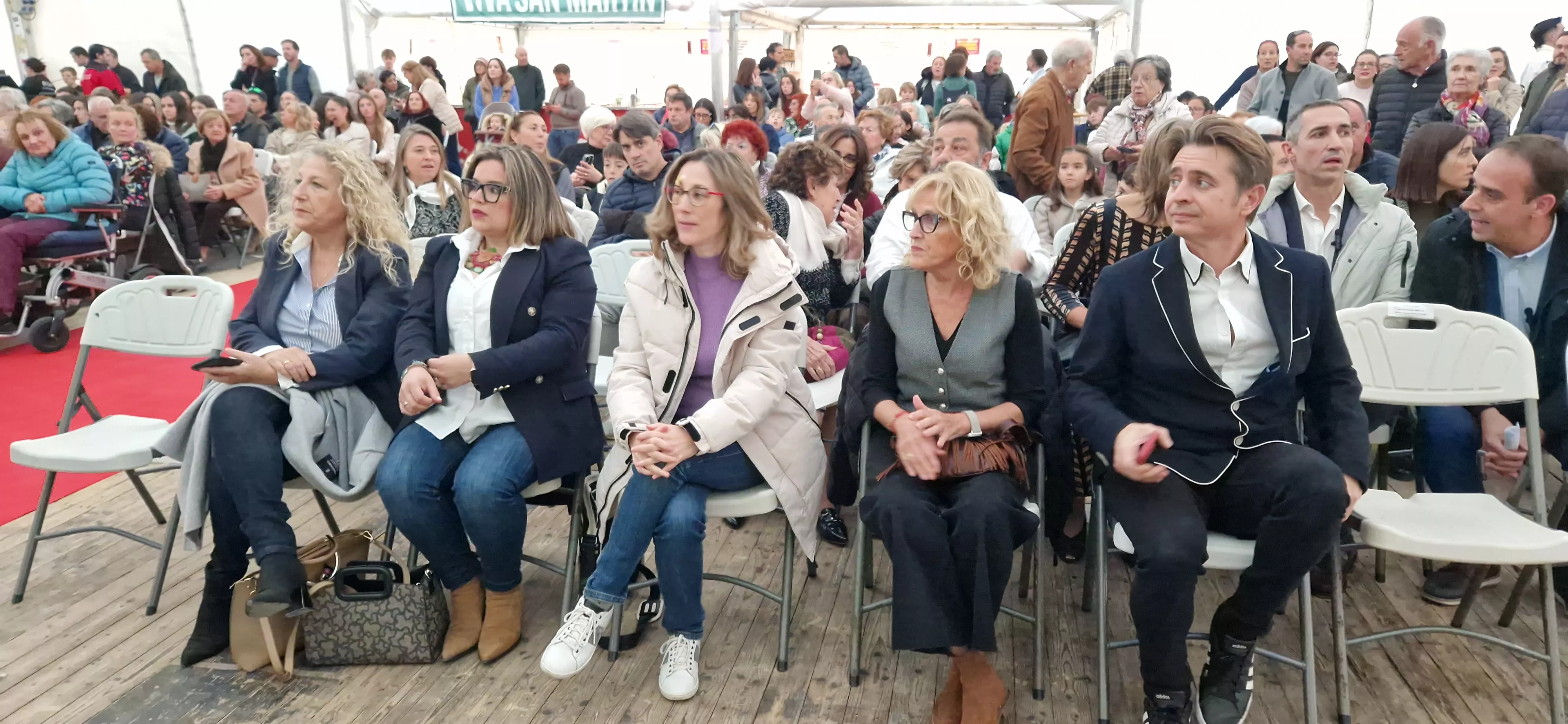 Autoridades. Proclamación de mairalesas y mainates de San Martín y homenaje a la familia Luna. Foto Myriam Martínez