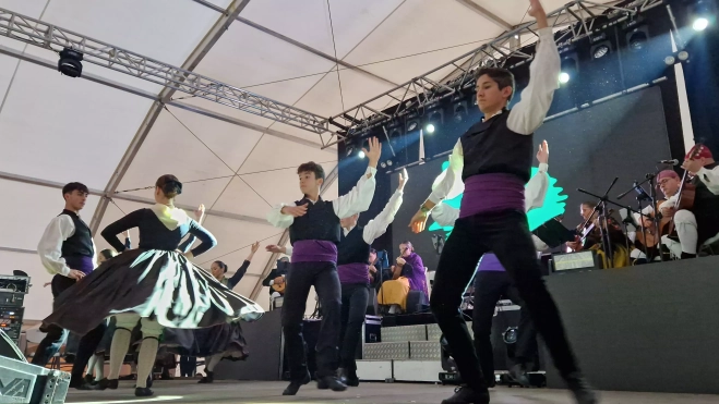 Elenco Aragonés. Proclamación de mairalesas y mainates de San Martín y homenaje a la familia Luna. Foto Myriam Martínez Elenco Aragonés. Proclamación de mairalesas y mainates de San Martín y homenaje a la familia Luna. Foto Myriam Martínez