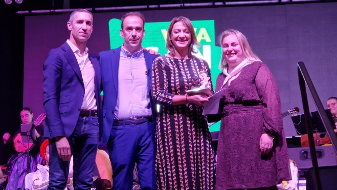 Tomás, Diego, Isabel y Baldesca Oliván. Proclamación de mairalesas y mainates de San Martín y homenaje a la familia Luna. Foto Myriam Martínez Tomás, Diego, Isabel y Baldesca Oliván. Proclamación de mairalesas y mainates de San Martín y homenaje a la familia Luna. Foto Myriam Martínez