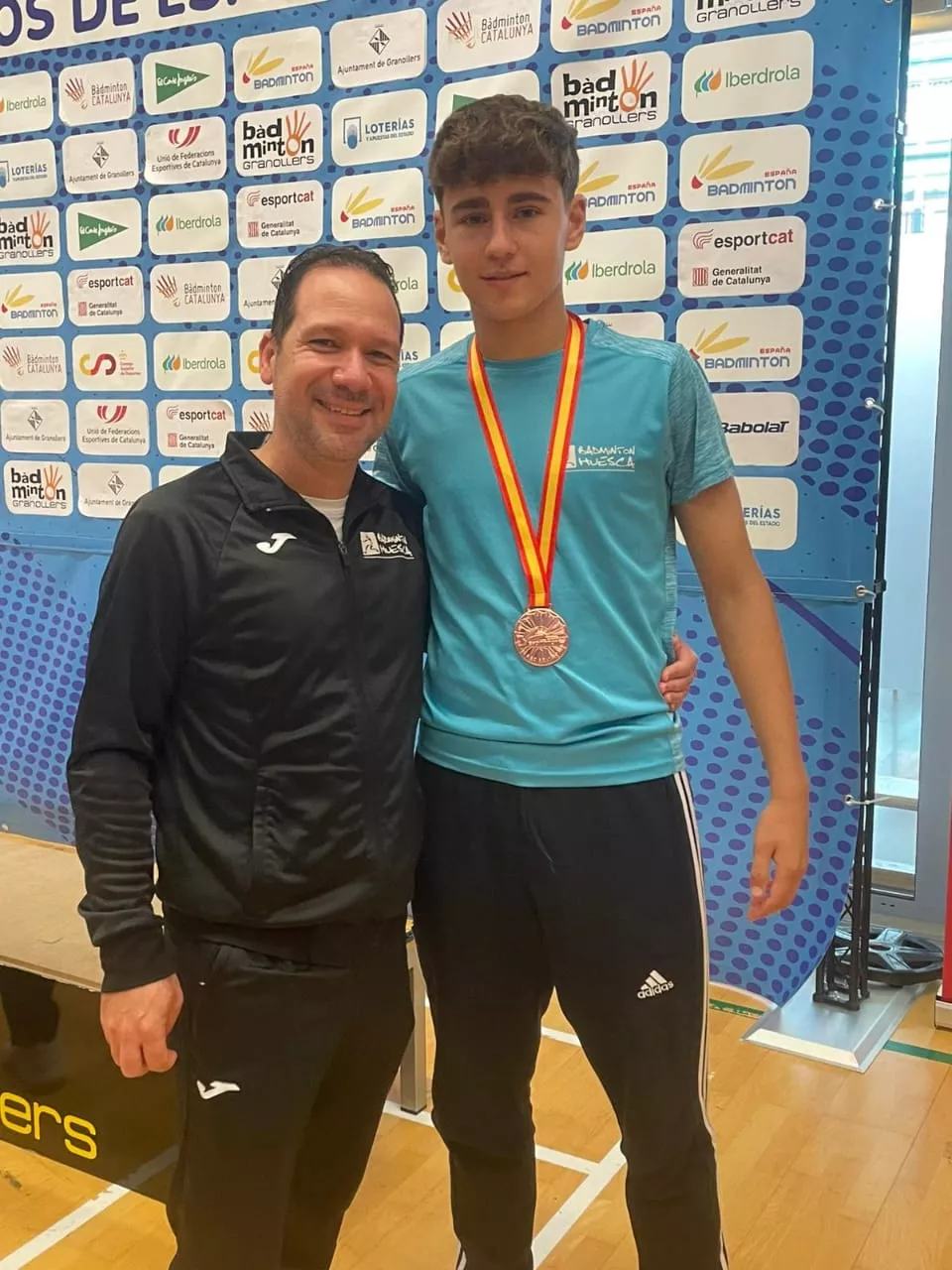 Jorge Royo con su medalla y el entrenador, Roberto Mollinedo.