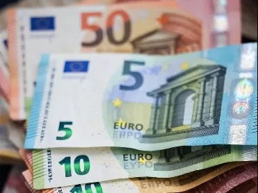 Dinero en euros, lo que buscan los ciberestafadores con vishing o smishing