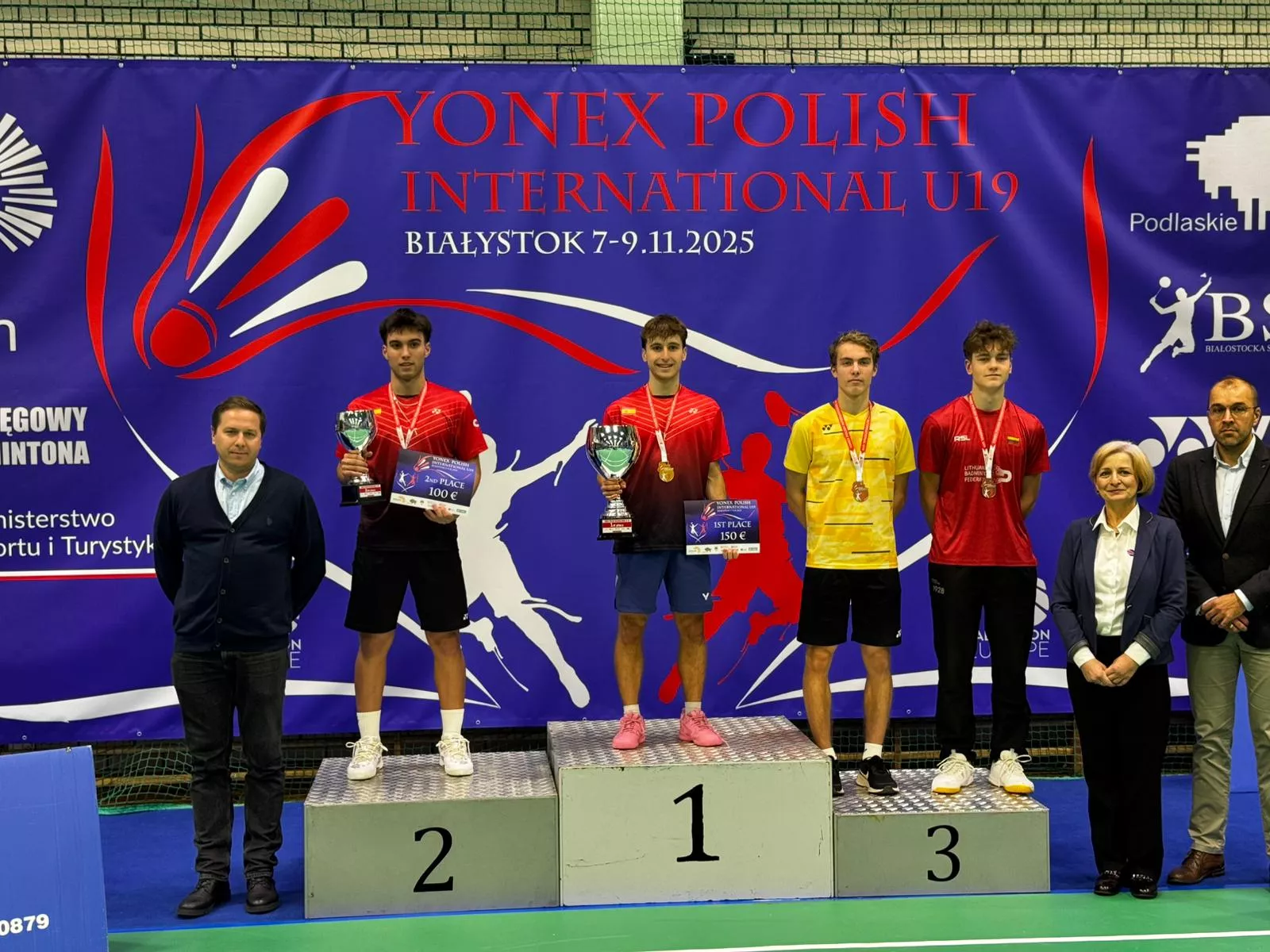 Raúl Bergua, en lo más alto del podio en Polonia con el trofeo y la medalla.