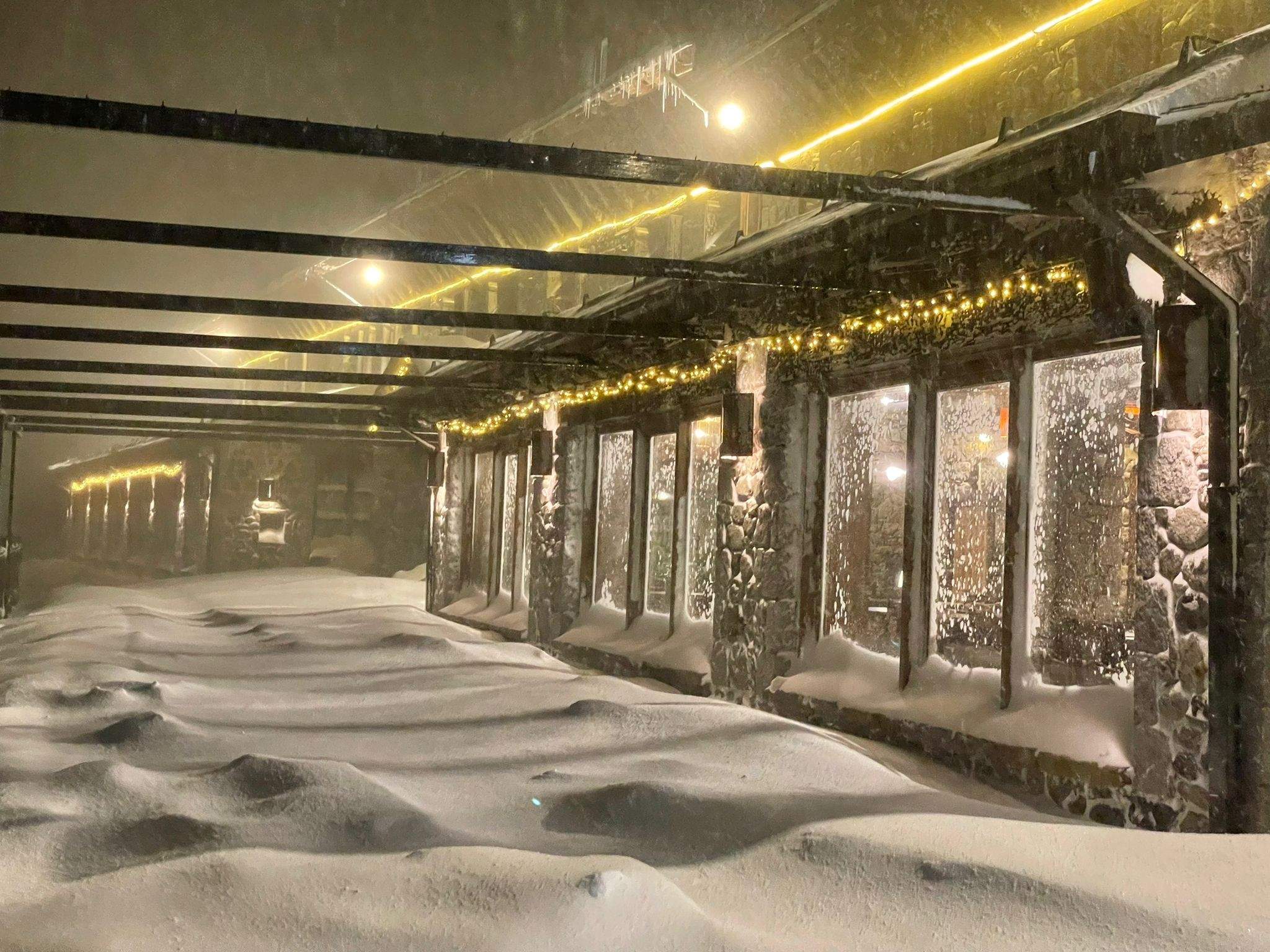 El viento y el frío marcan el tiempo en el Pirineo oscense, como muestra esta imagen del Hospital de Benasque.