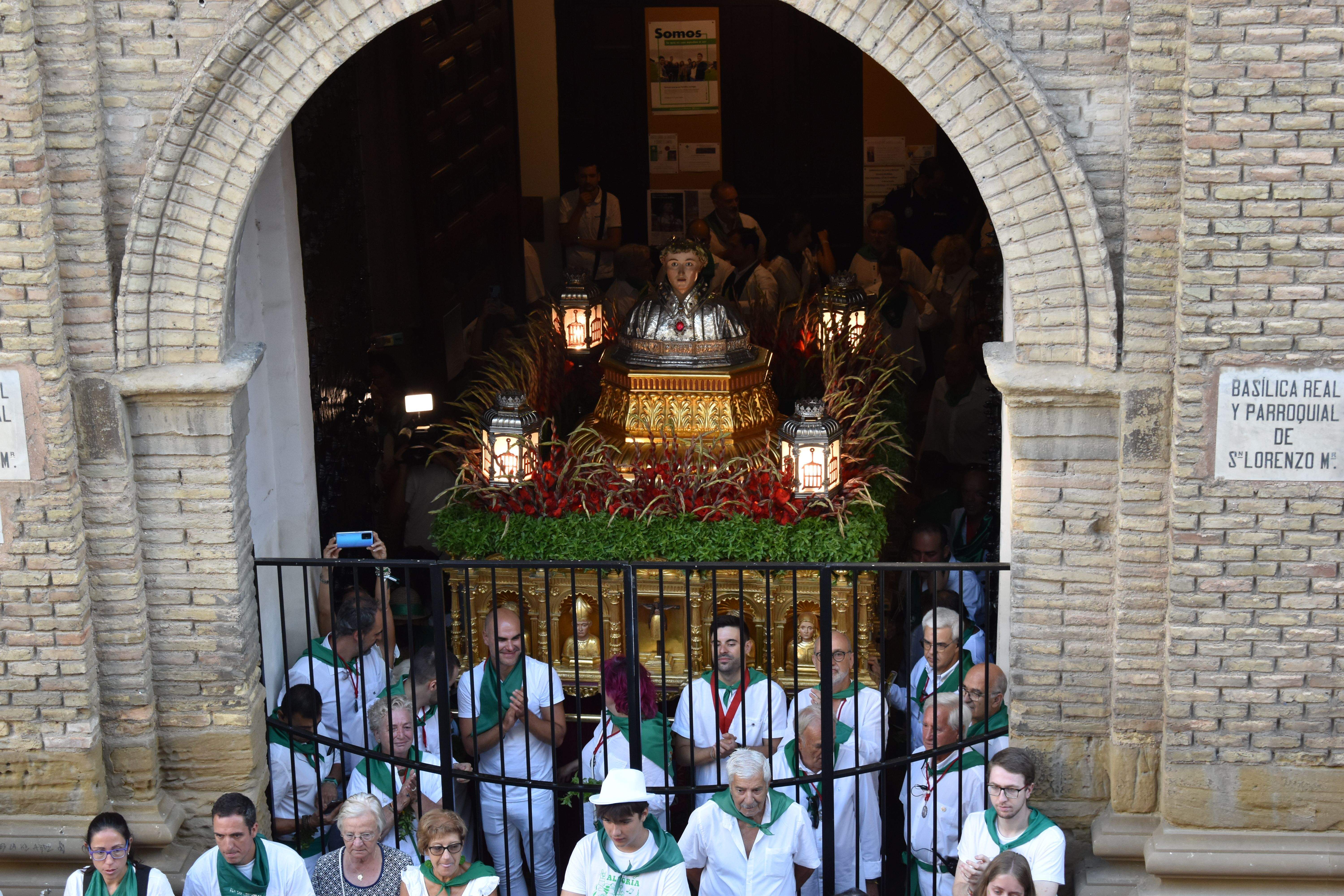 Busto de San Lorenzo junto a la verja de la iglesia. Foto: Carlos Jalle