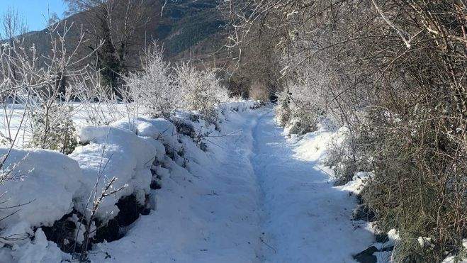 Cielos despejados y nieve que se mantiene con el frío en esta imagen de Biescas.