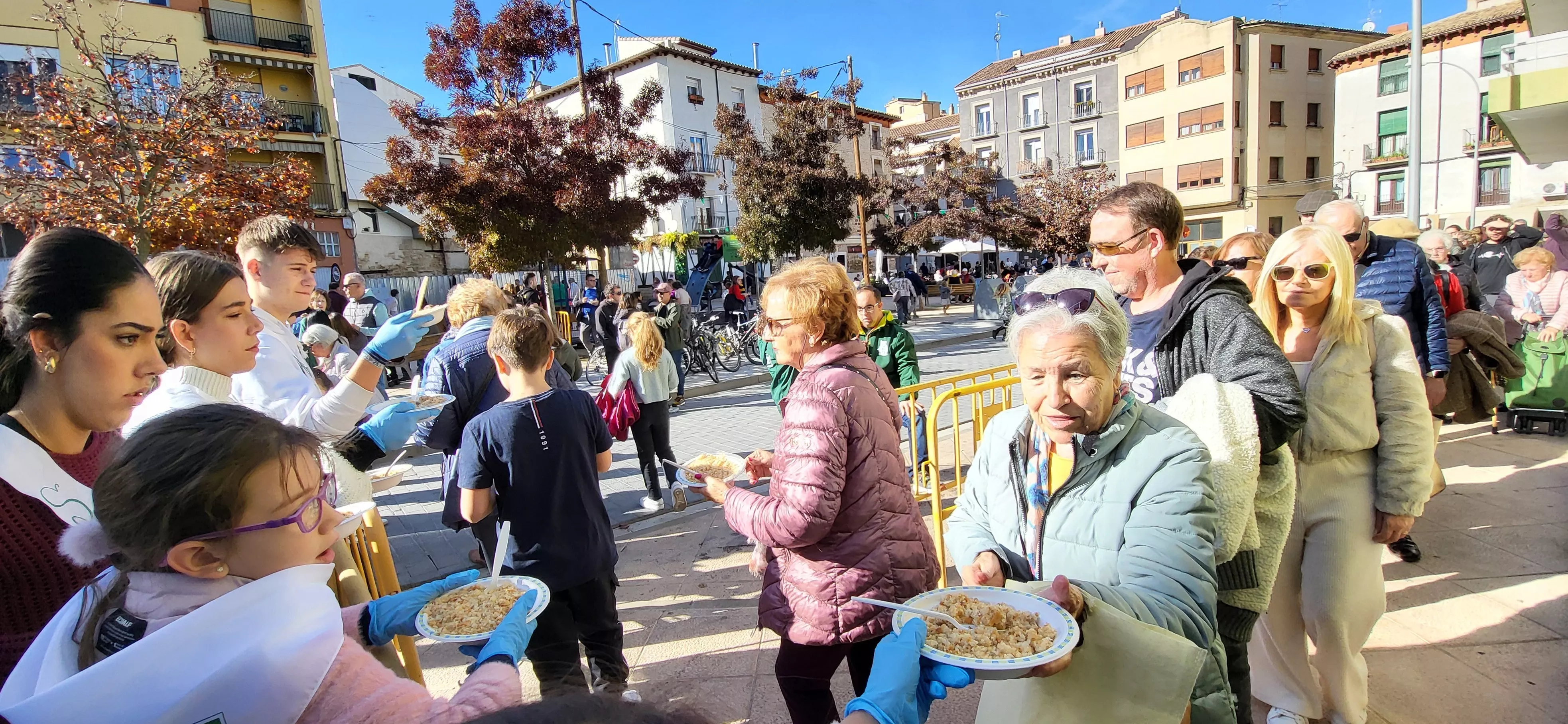 La comida popular de San Martín reparte 1.600 raciones en una jornada primaveral. Foto Mercedes Manterola