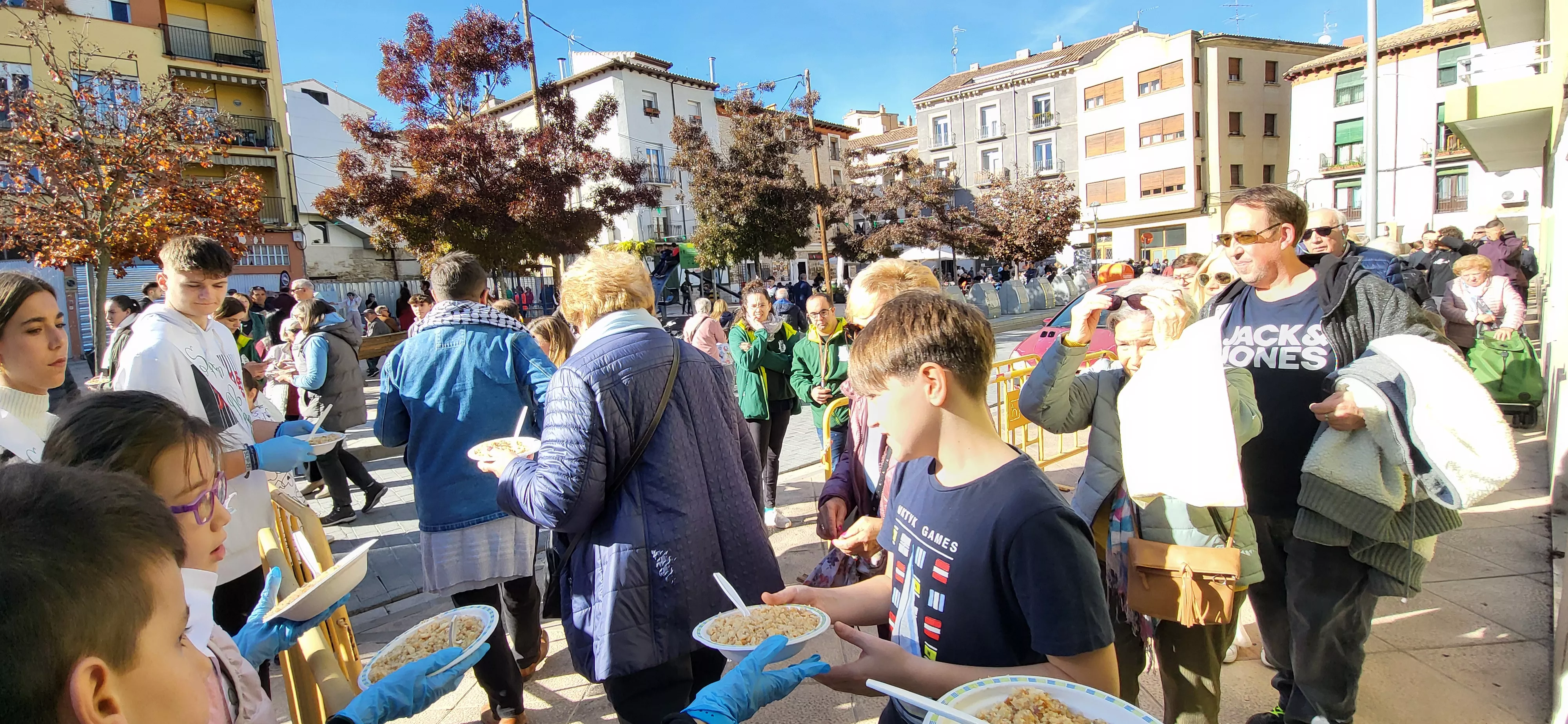 Tradicional reparto de migas de las fiestas de San Martín. Foto Mercedes Manterola