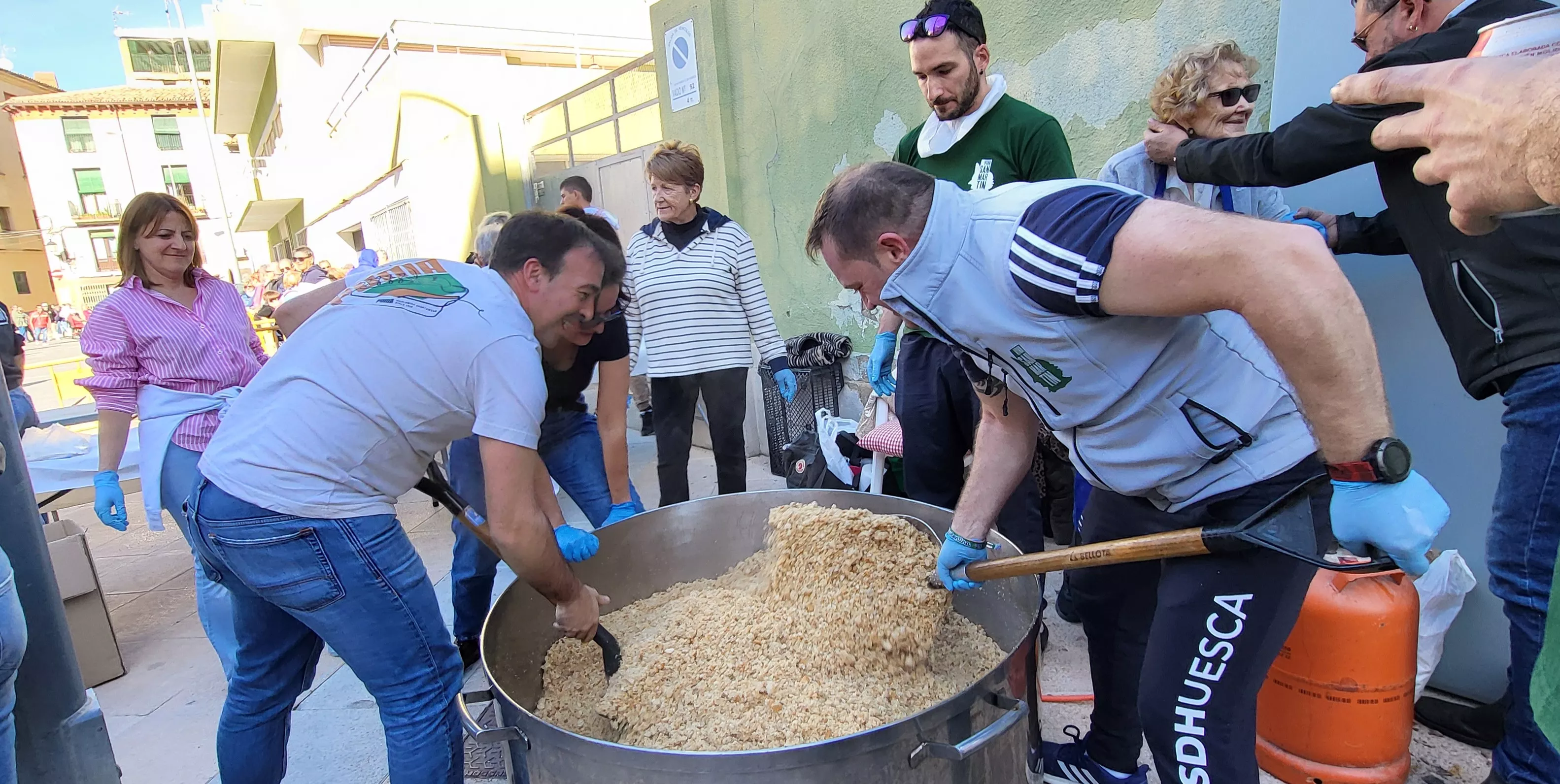 Tradicional reparto de migas de las fiestas de San Martín. Foto Mercedes Manterola