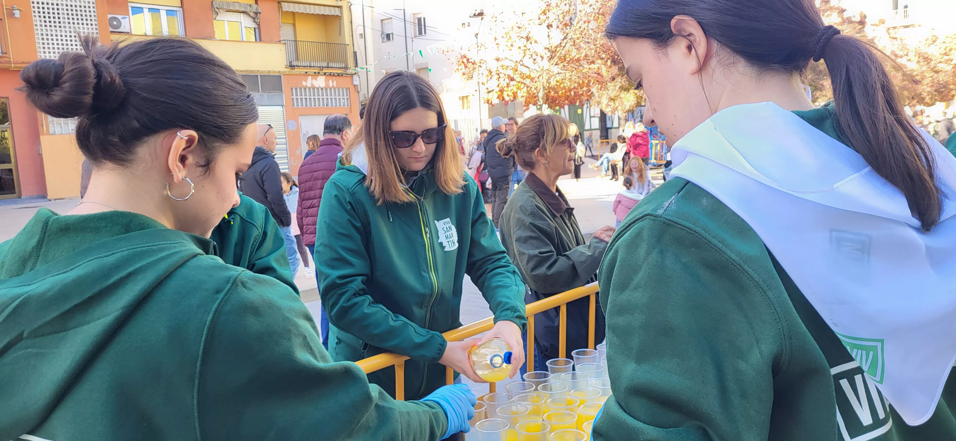 Tradicional reparto de migas de las fiestas de San Martín. Foto Mercedes Manterola