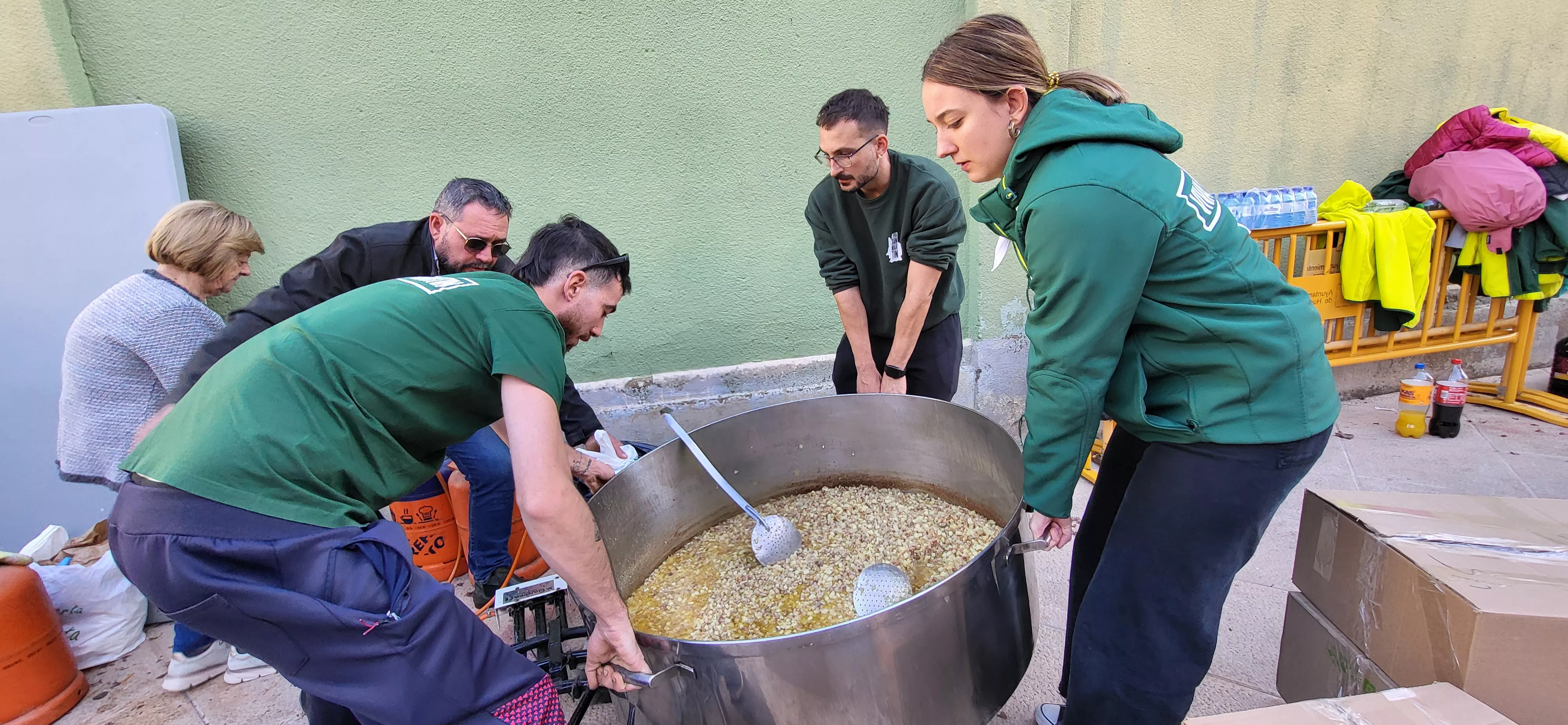 Tradicional reparto de migas de las fiestas de San Martín. Foto Mercedes Manterola