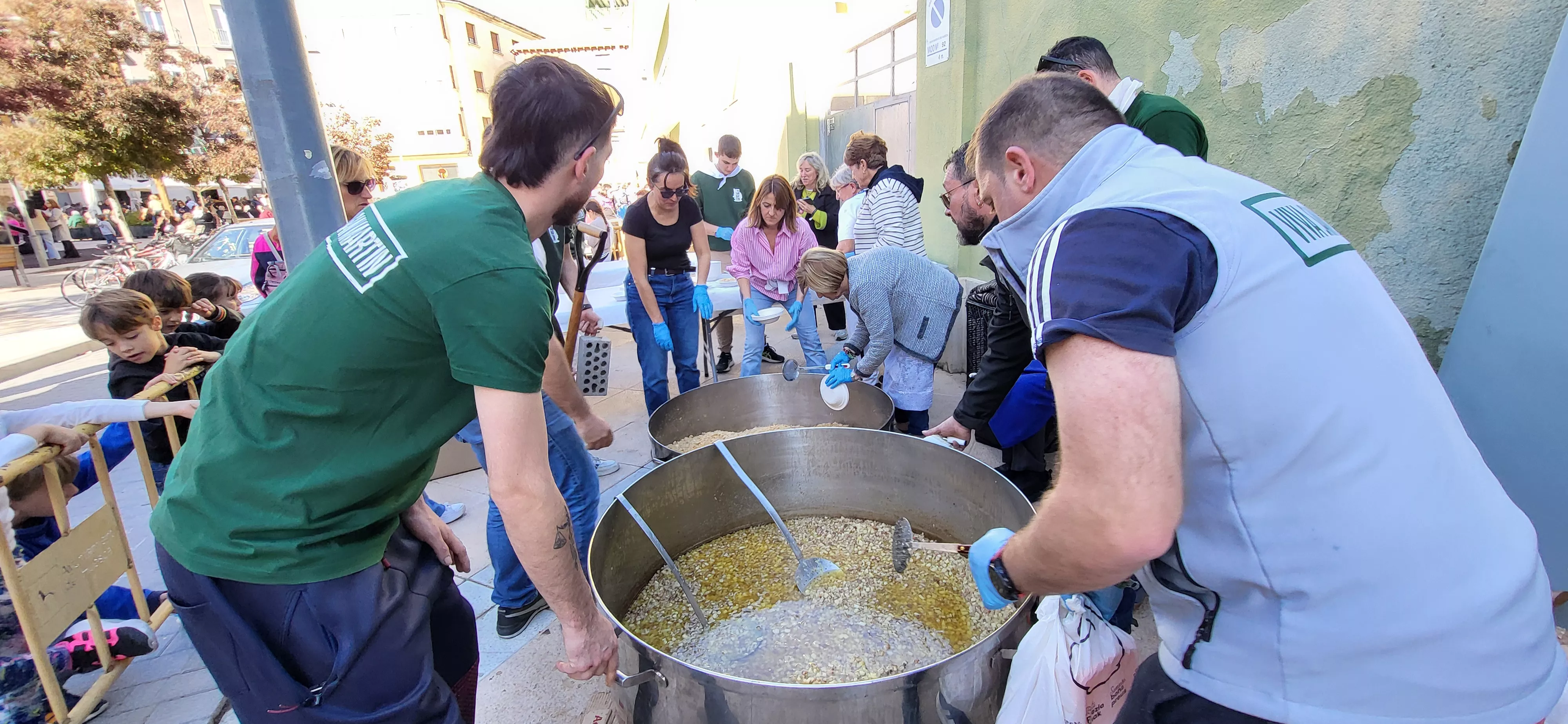 Tradicional reparto de migas de las fiestas de San Martín. Foto Mercedes Manterola