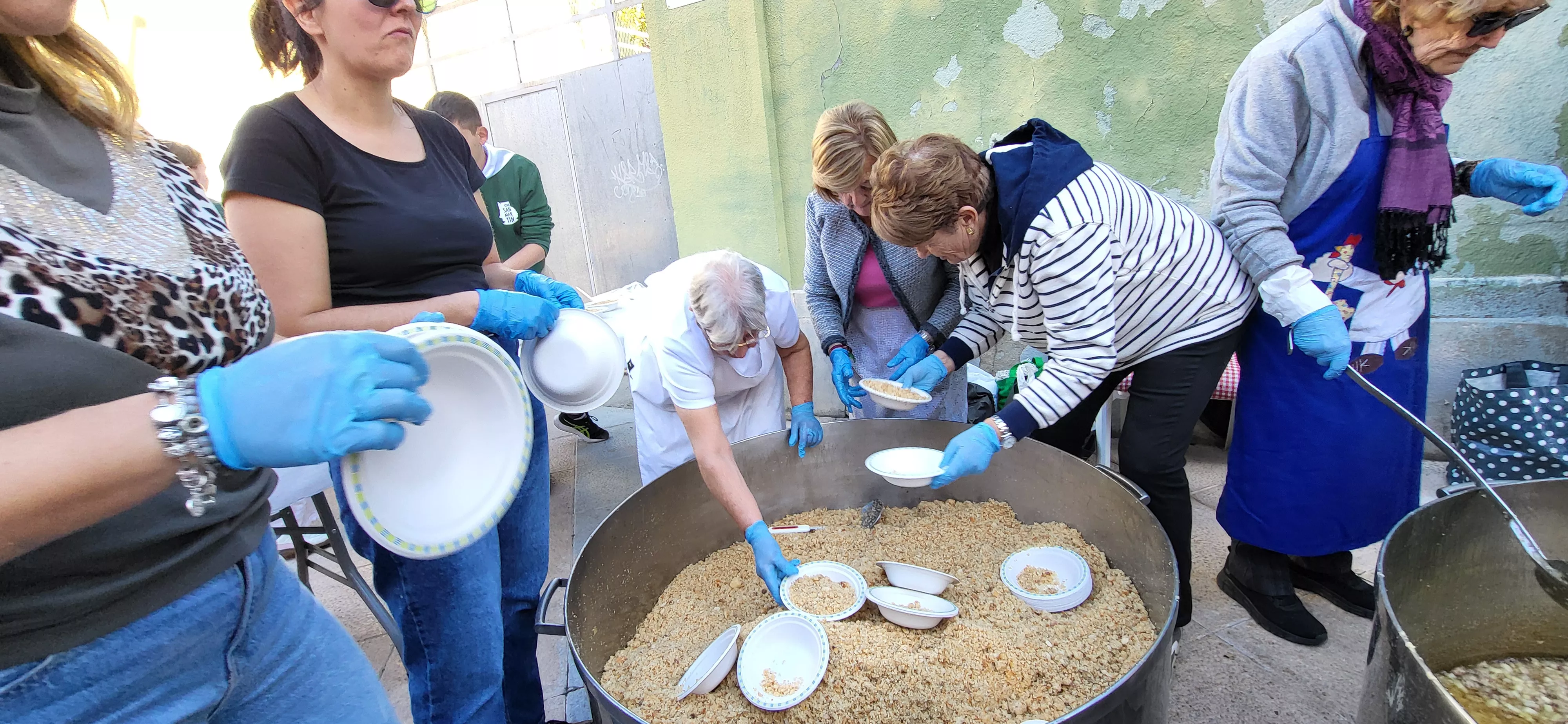 Tradicional reparto de migas de las fiestas de San Martín. Foto Mercedes Manterola