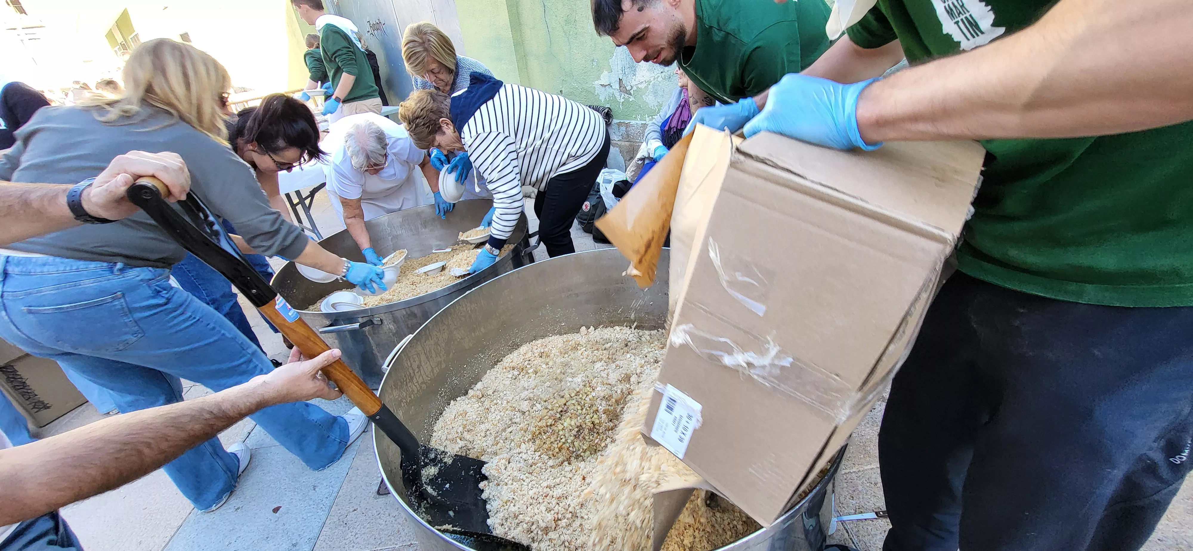 Tradicional reparto de migas de las fiestas de San Martín. Foto Mercedes Manterola