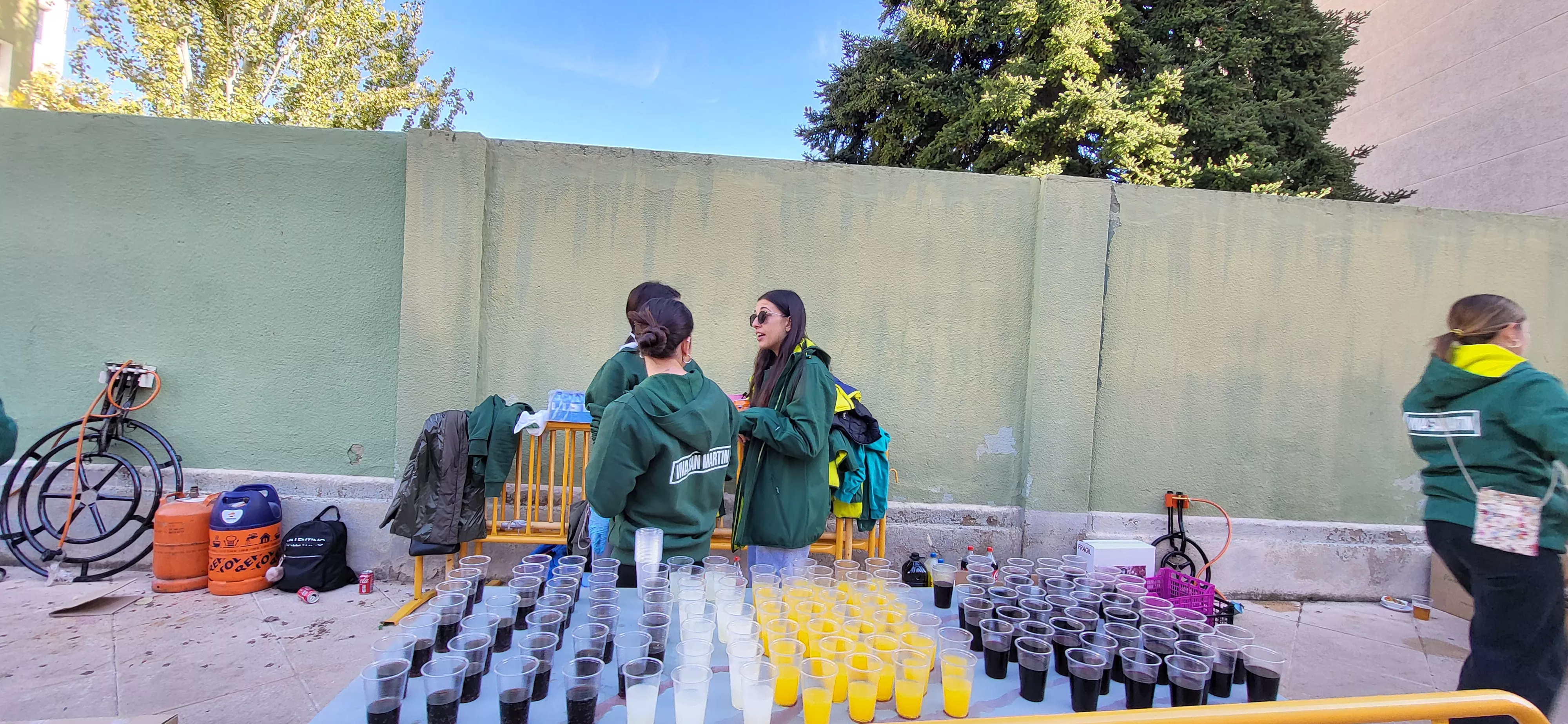 Tradicional reparto de migas de las fiestas de San Martín. Foto Mercedes Manterola