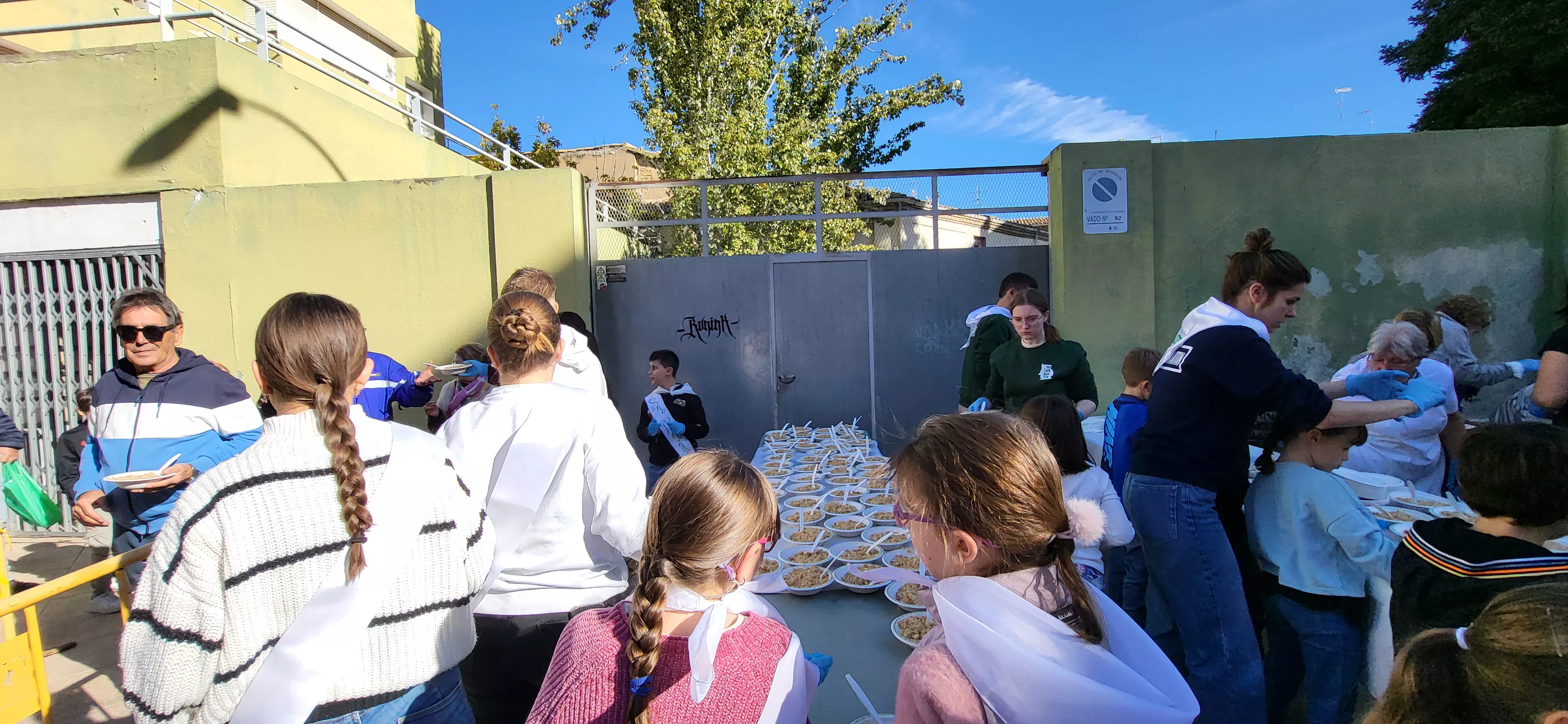 Tradicional reparto de migas de las fiestas de San Martín. Foto Mercedes Manterola