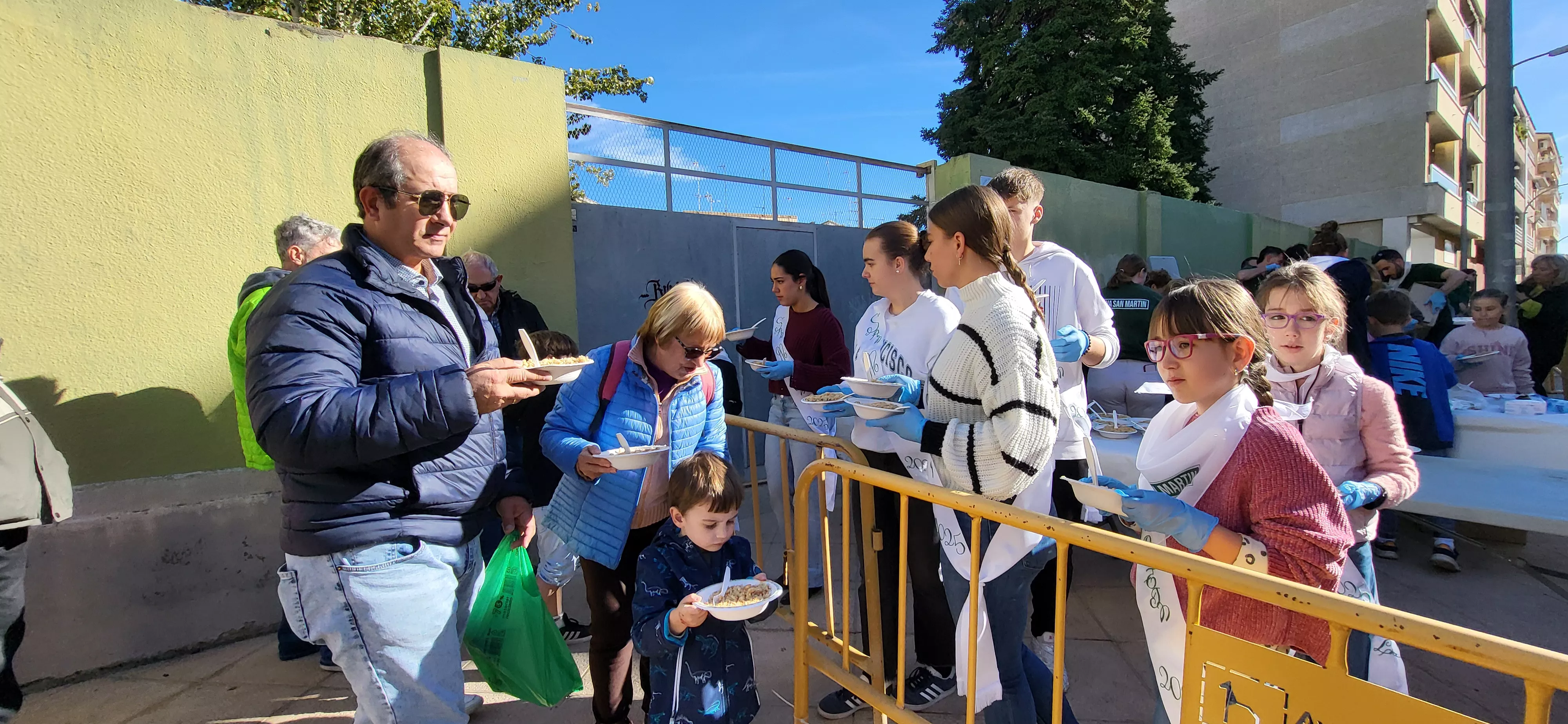 Tradicional reparto de migas de las fiestas de San Martín. Foto Mercedes Manterola