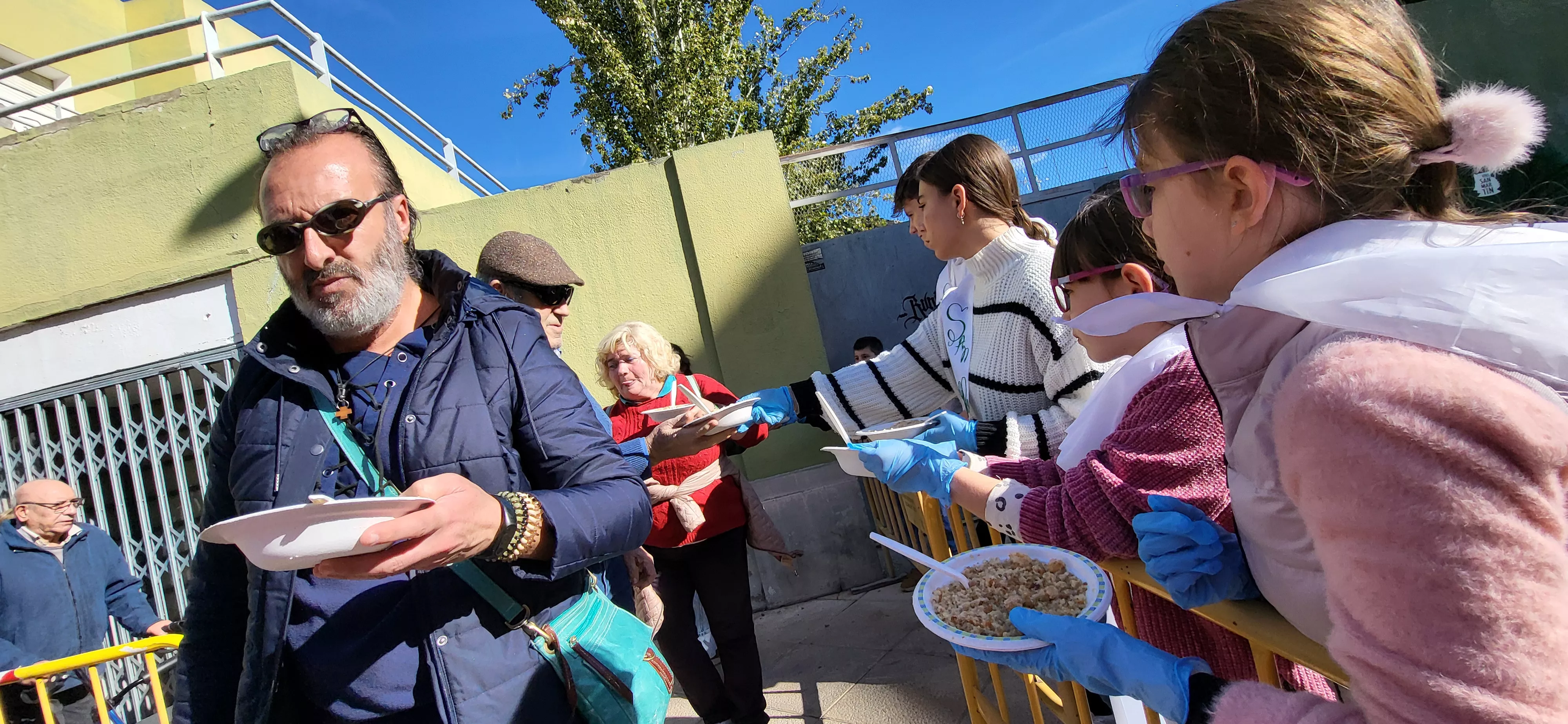Tradicional reparto de migas de las fiestas de San Martín. Foto Mercedes Manterola