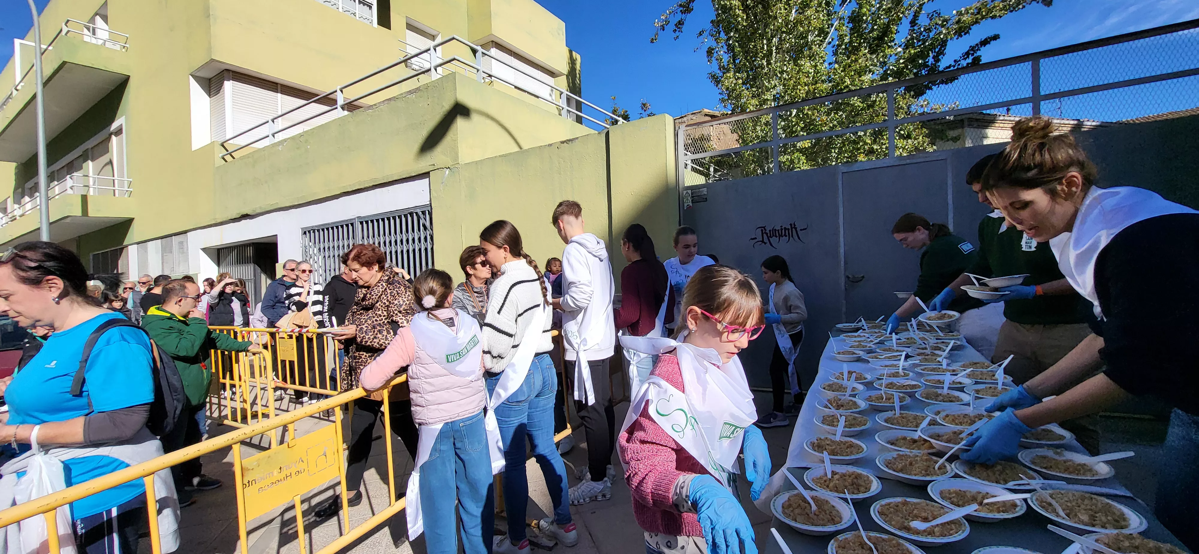 Tradicional reparto de migas de las fiestas de San Martín. Foto Mercedes Manterola