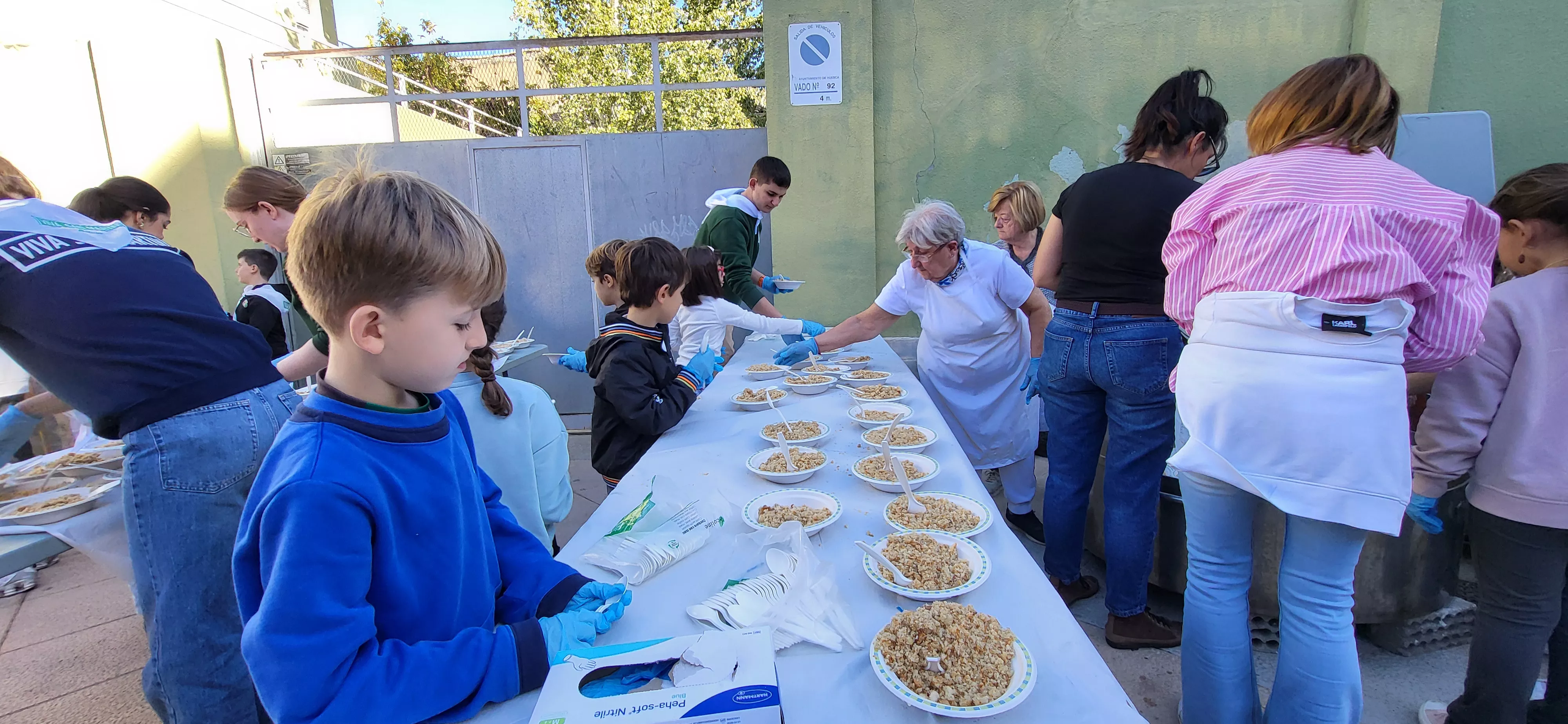 Tradicional reparto de migas de las fiestas de San Martín. Foto Mercedes Manterola
