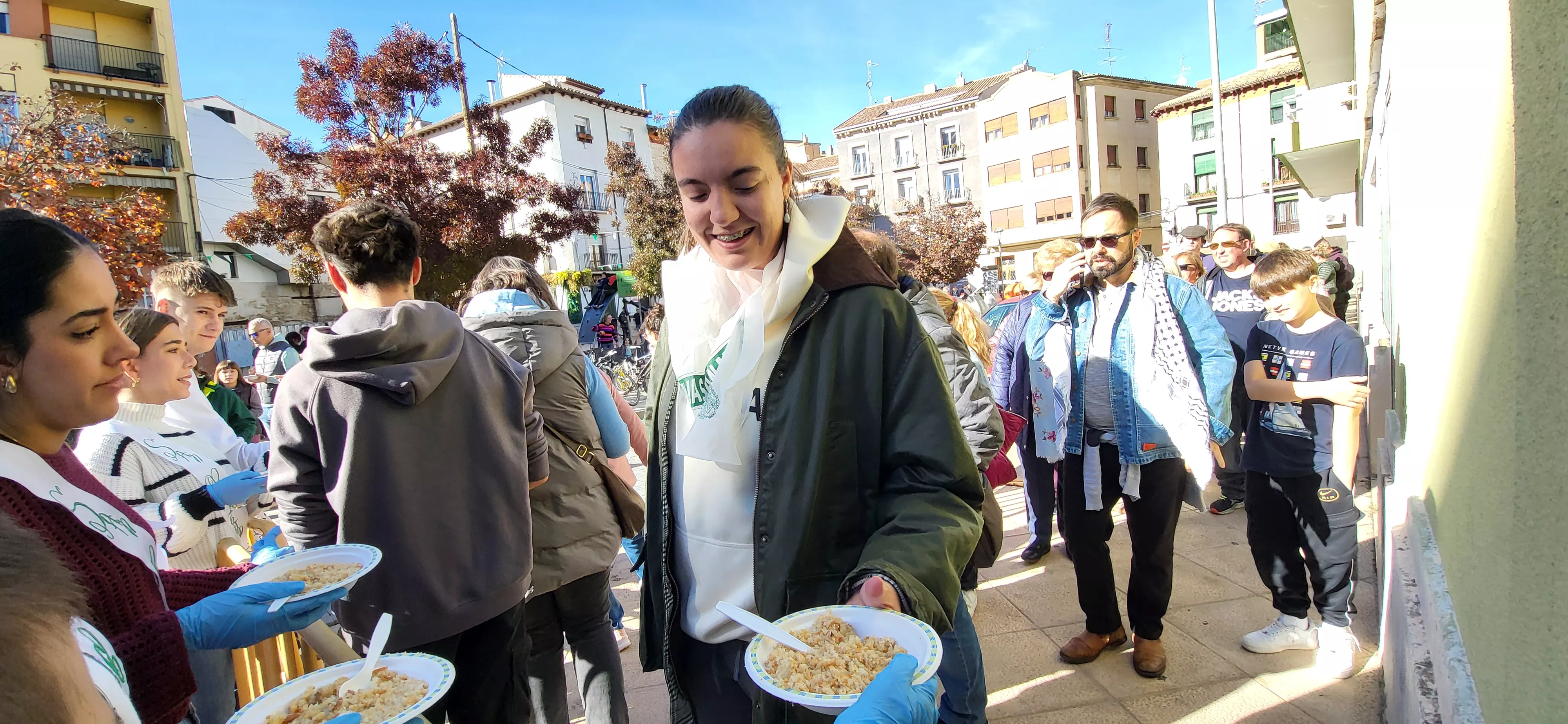 Tradicional reparto de migas de las fiestas de San Martín. Foto Mercedes Manterola