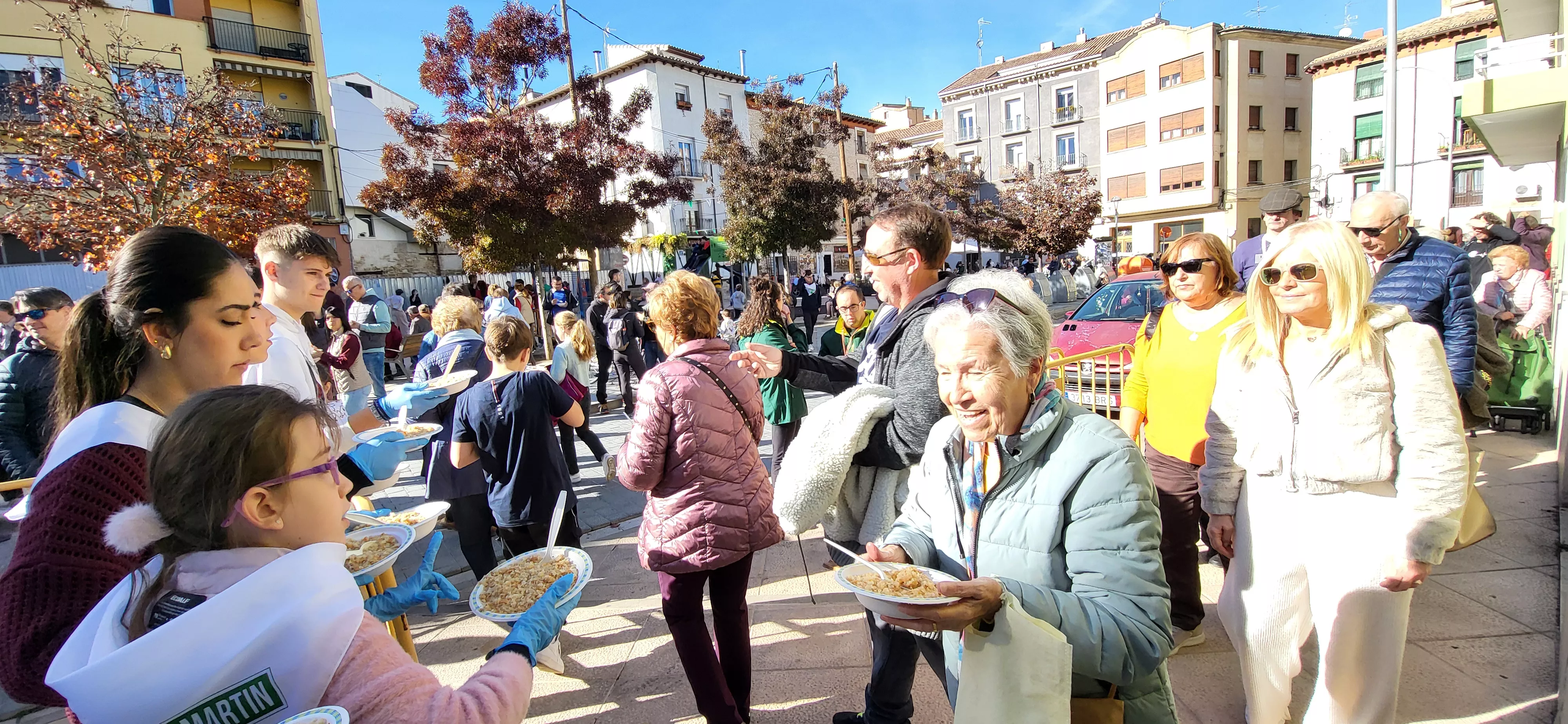 Tradicional reparto de migas de las fiestas de San Martín. Foto Mercedes Manterola