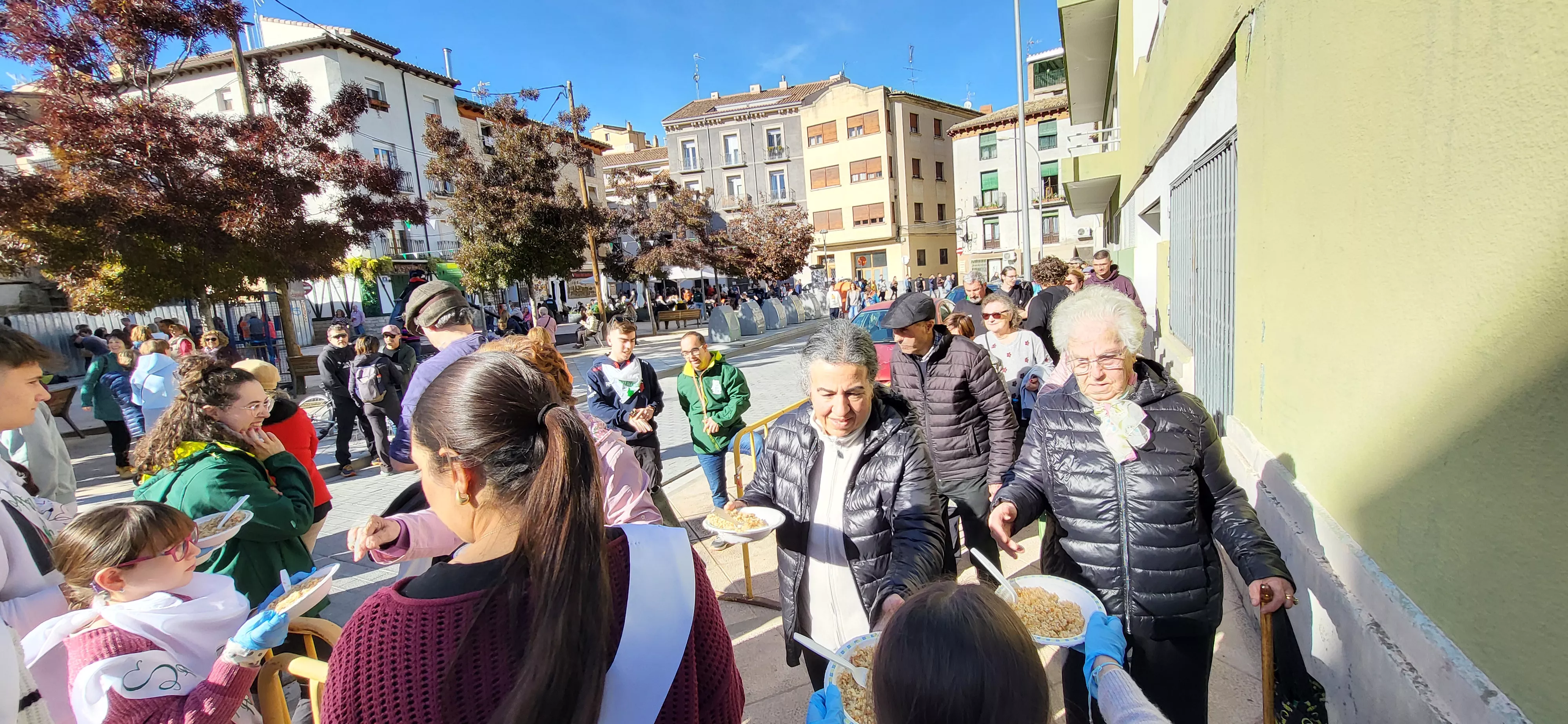 Tradicional reparto de migas de las fiestas de San Martín. Foto Mercedes Manterola